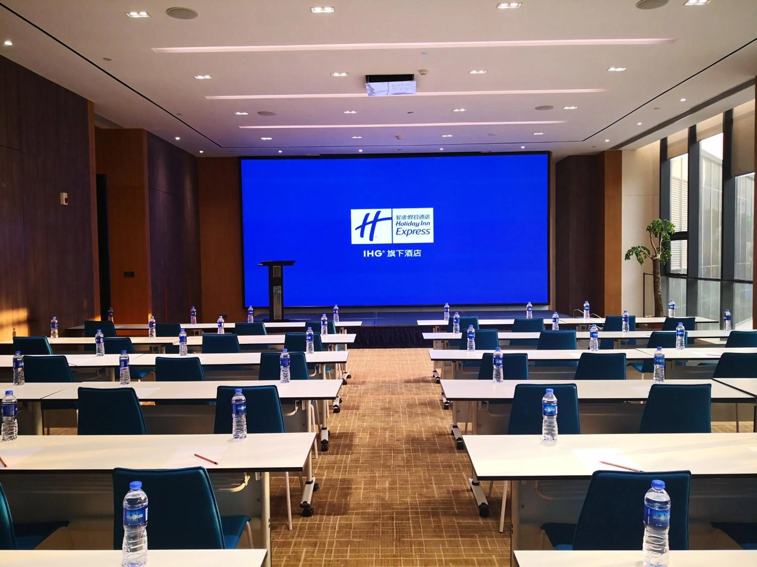 Meeting/conference room in Holiday Inn Express Luanchuan by IHG