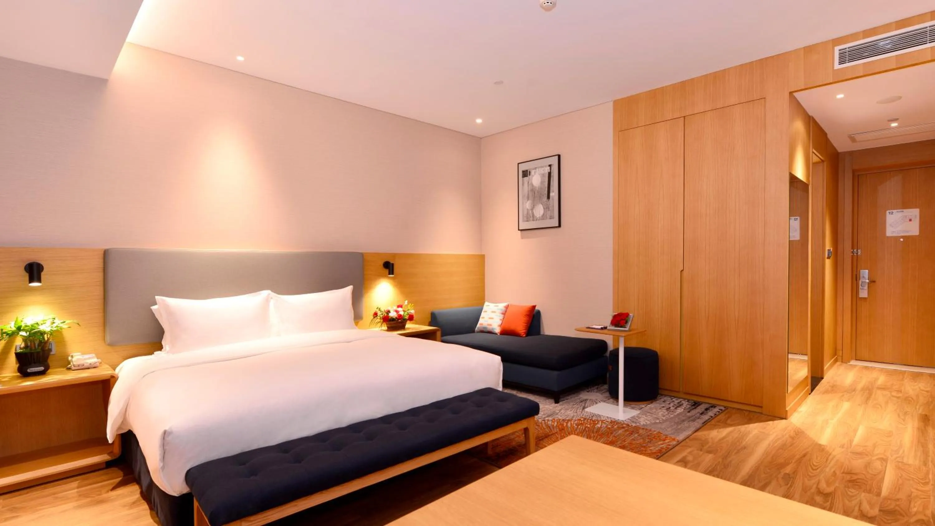 Photo of the whole room, Bed in Holiday Inn Express Luanchuan by IHG