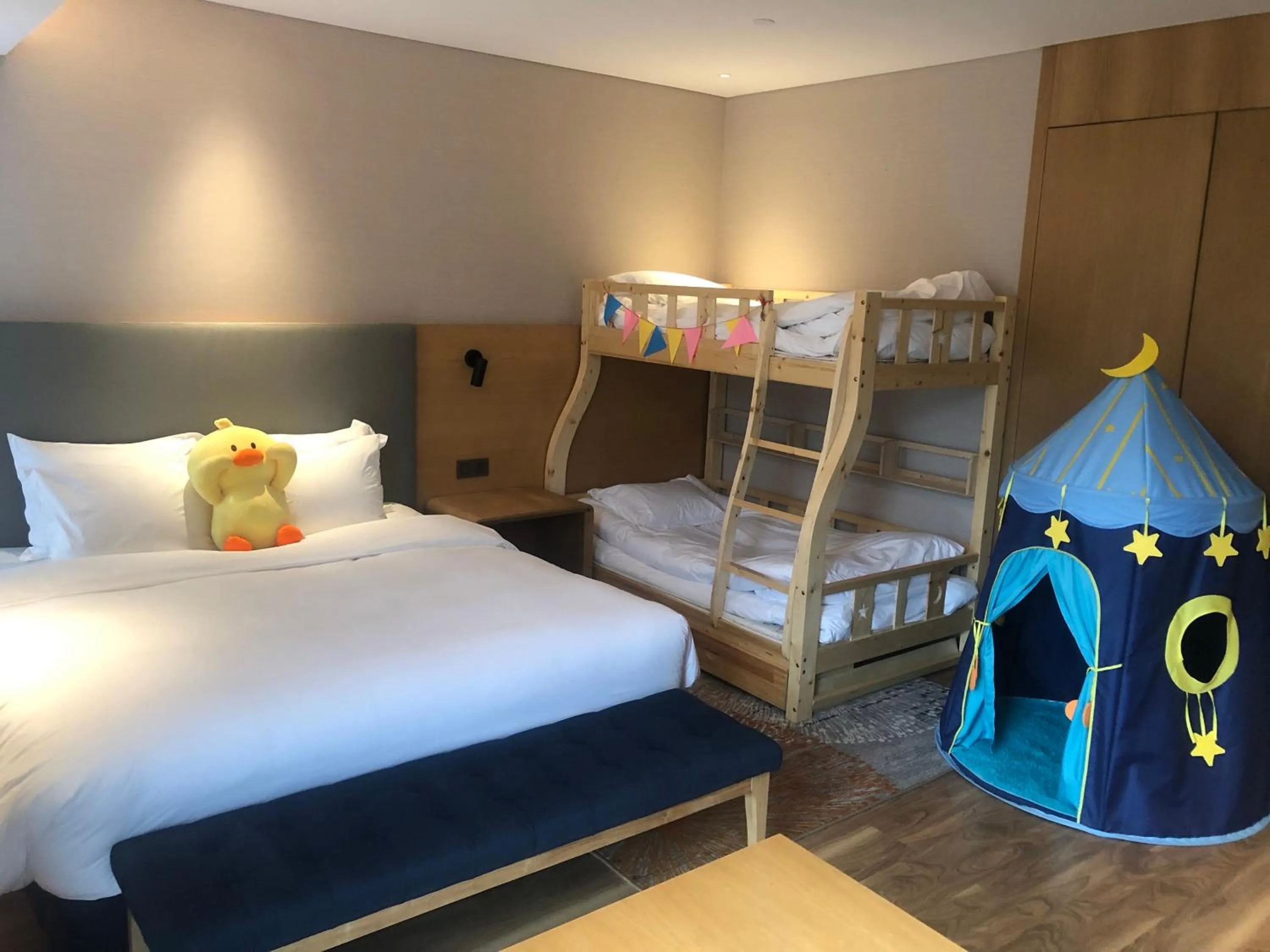 Photo of the whole room, Bed in Holiday Inn Express Luanchuan by IHG