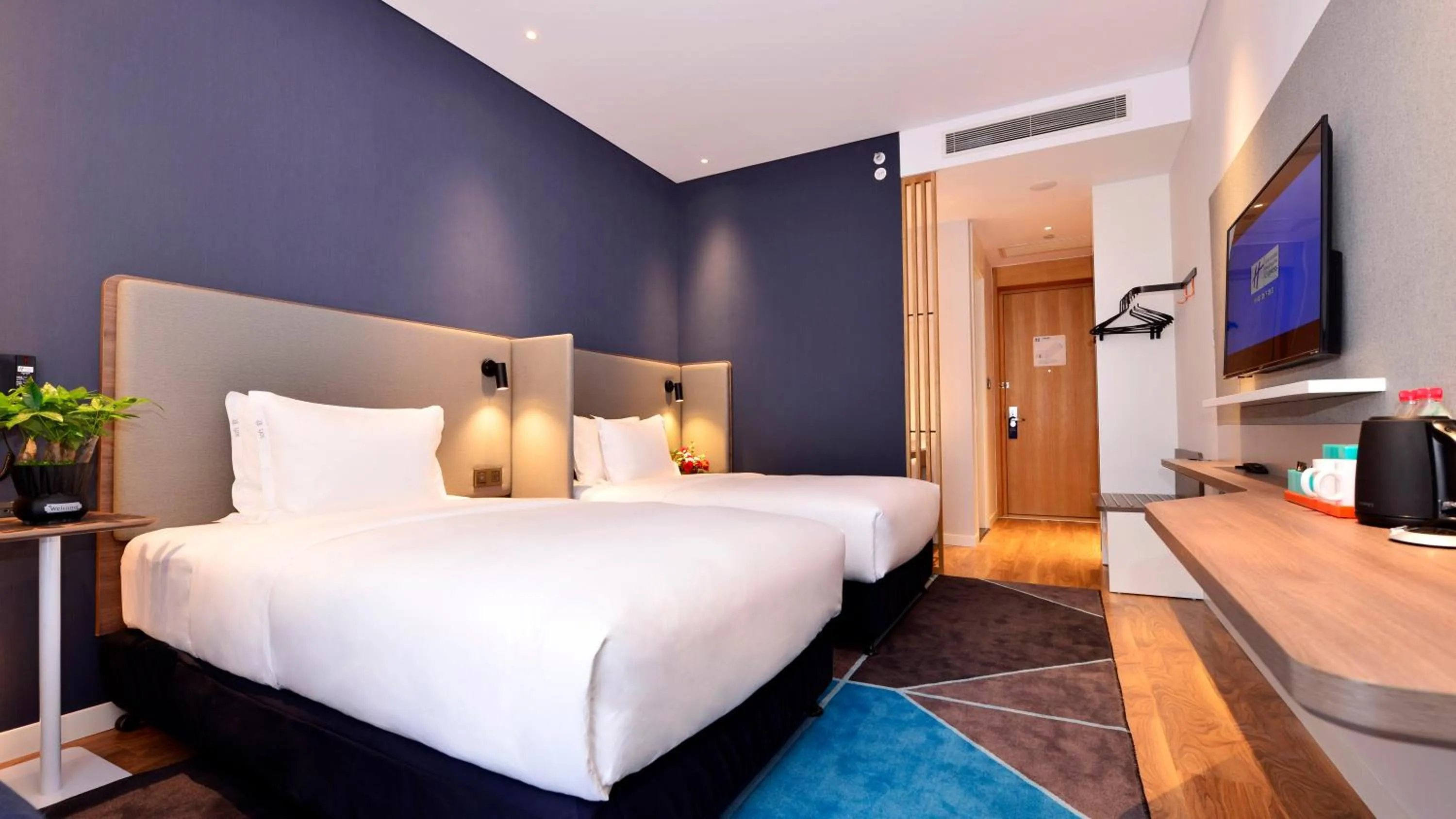 Photo of the whole room, Bed in Holiday Inn Express Luanchuan by IHG