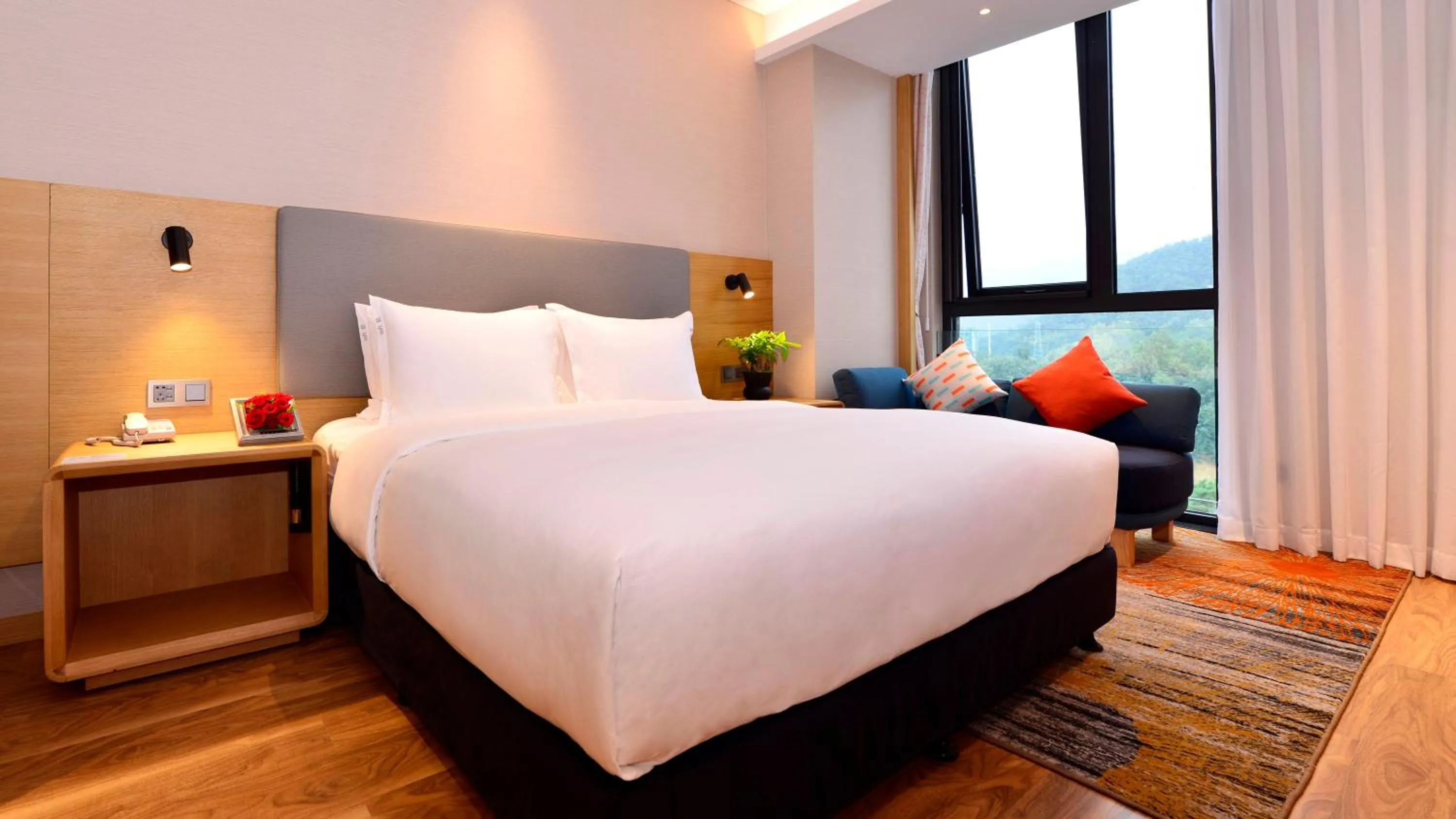 Photo of the whole room, Bed in Holiday Inn Express Luanchuan by IHG