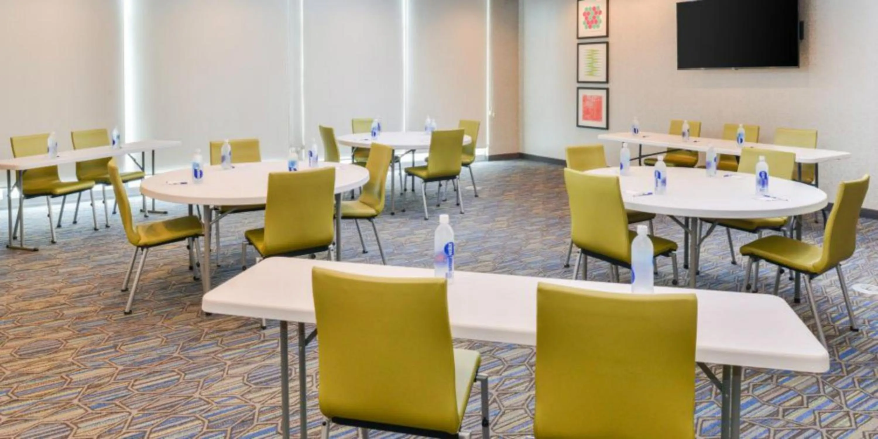 Meeting/conference room in Holiday Inn Express - Alliance by IHG