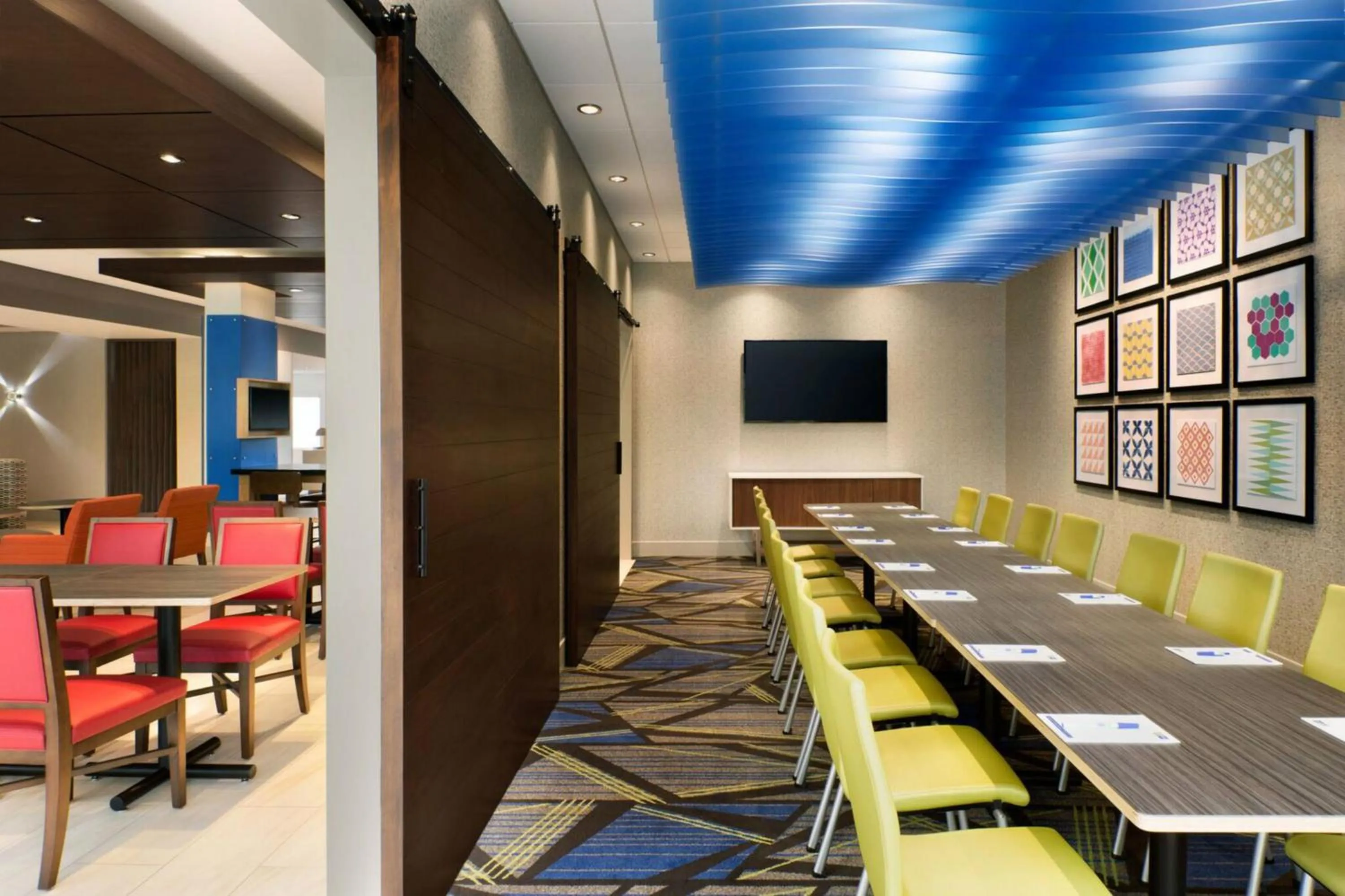 Meeting/conference room in Holiday Inn Express - Alliance by IHG