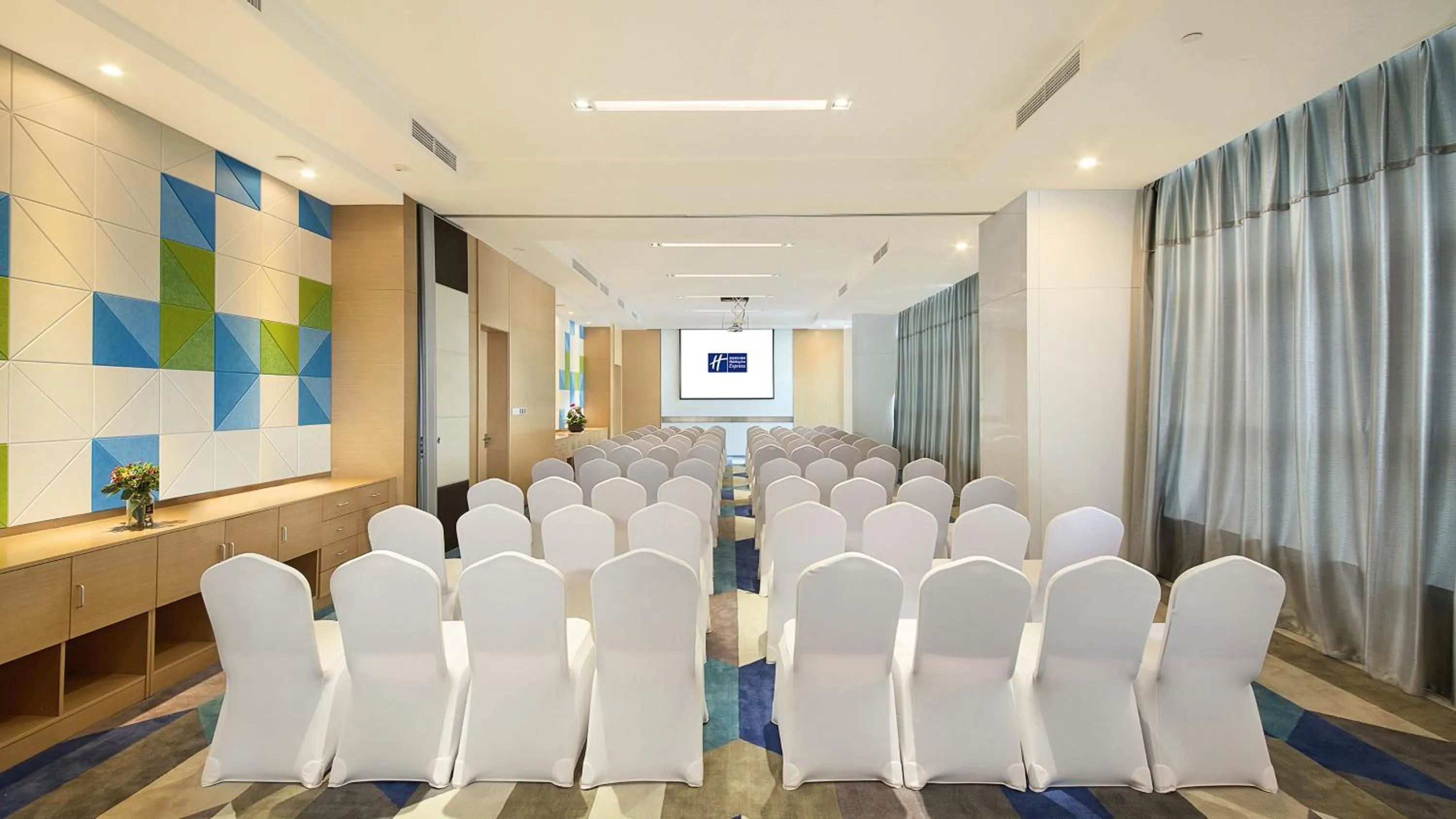 Meeting/conference room in Holiday Inn Express - Qingdao West Coast by IHG