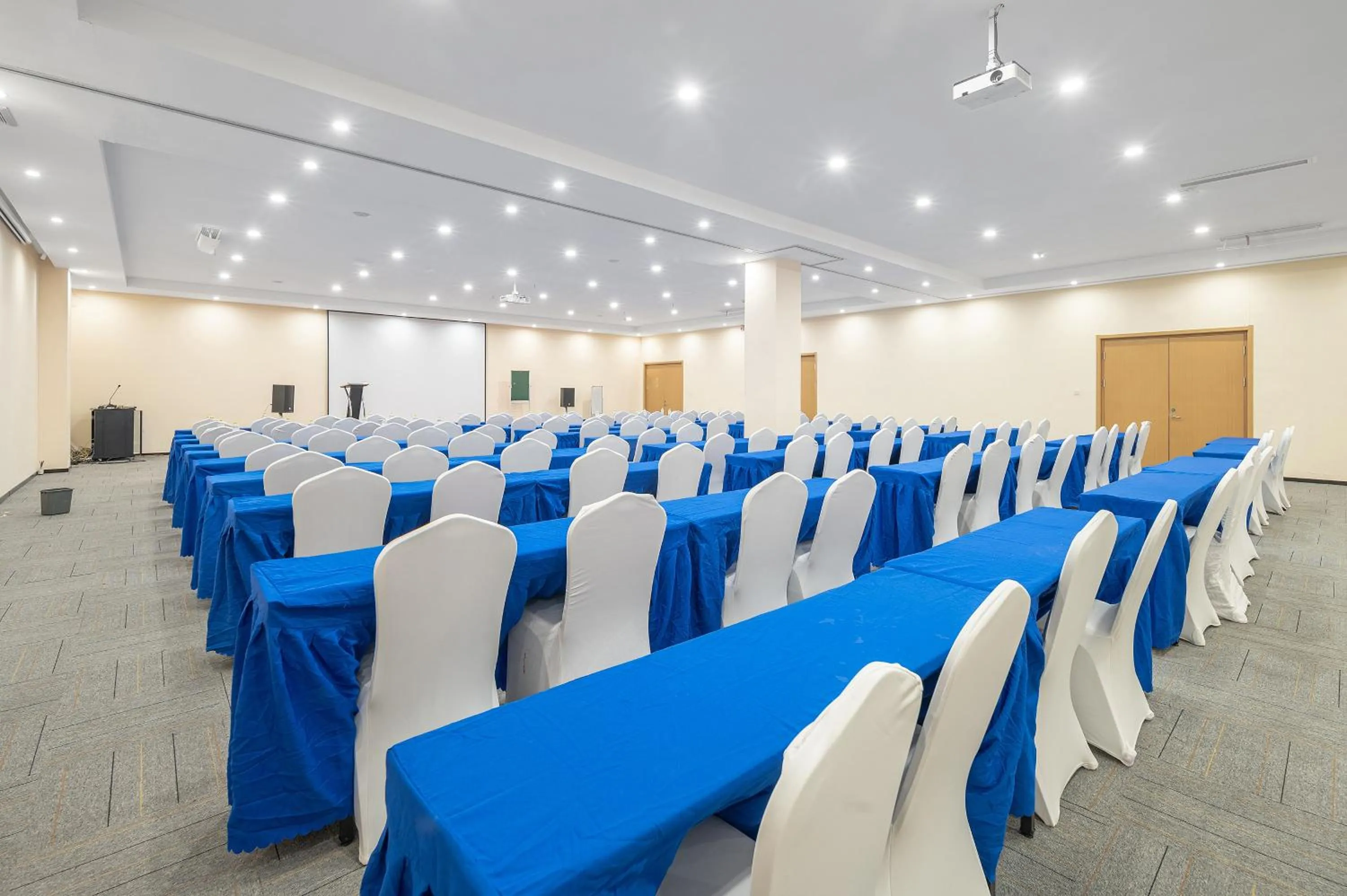 Meeting/conference room in Holiday Inn Express - Qingdao West Coast by IHG