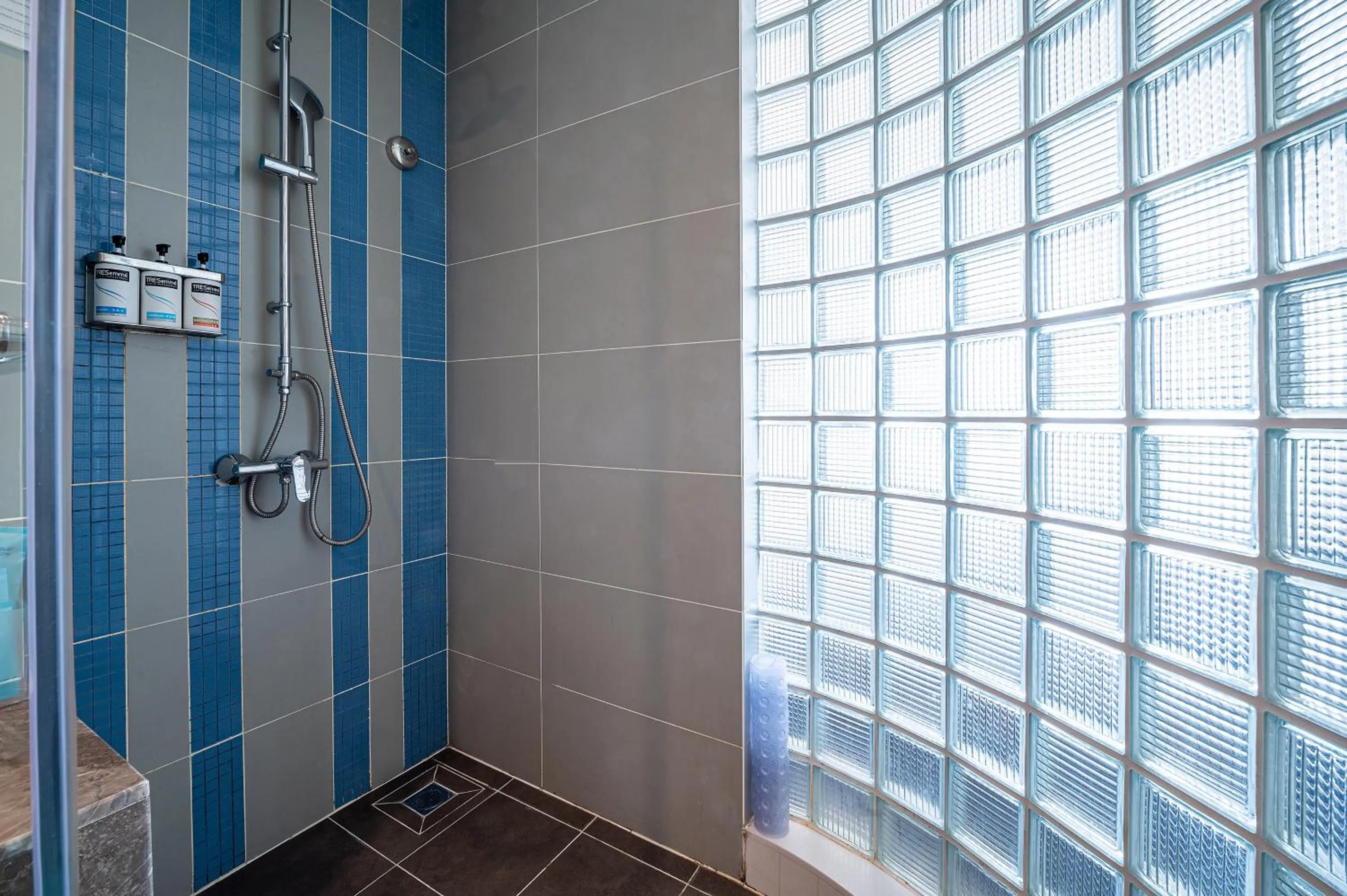 Shower in Holiday Inn Express - Qingdao West Coast by IHG
