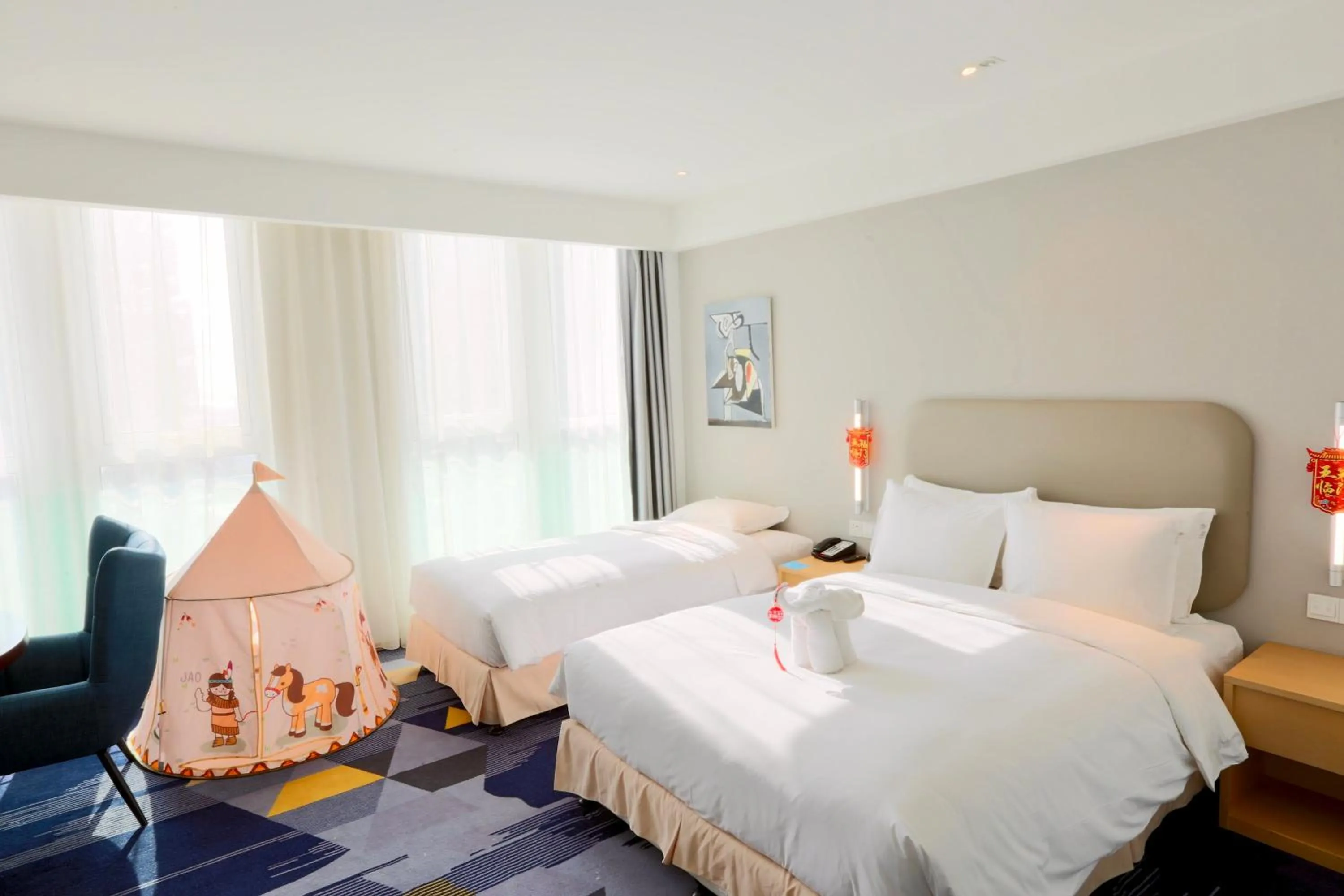 Photo of the whole room, Bed in Holiday Inn Express - Qingdao West Coast by IHG