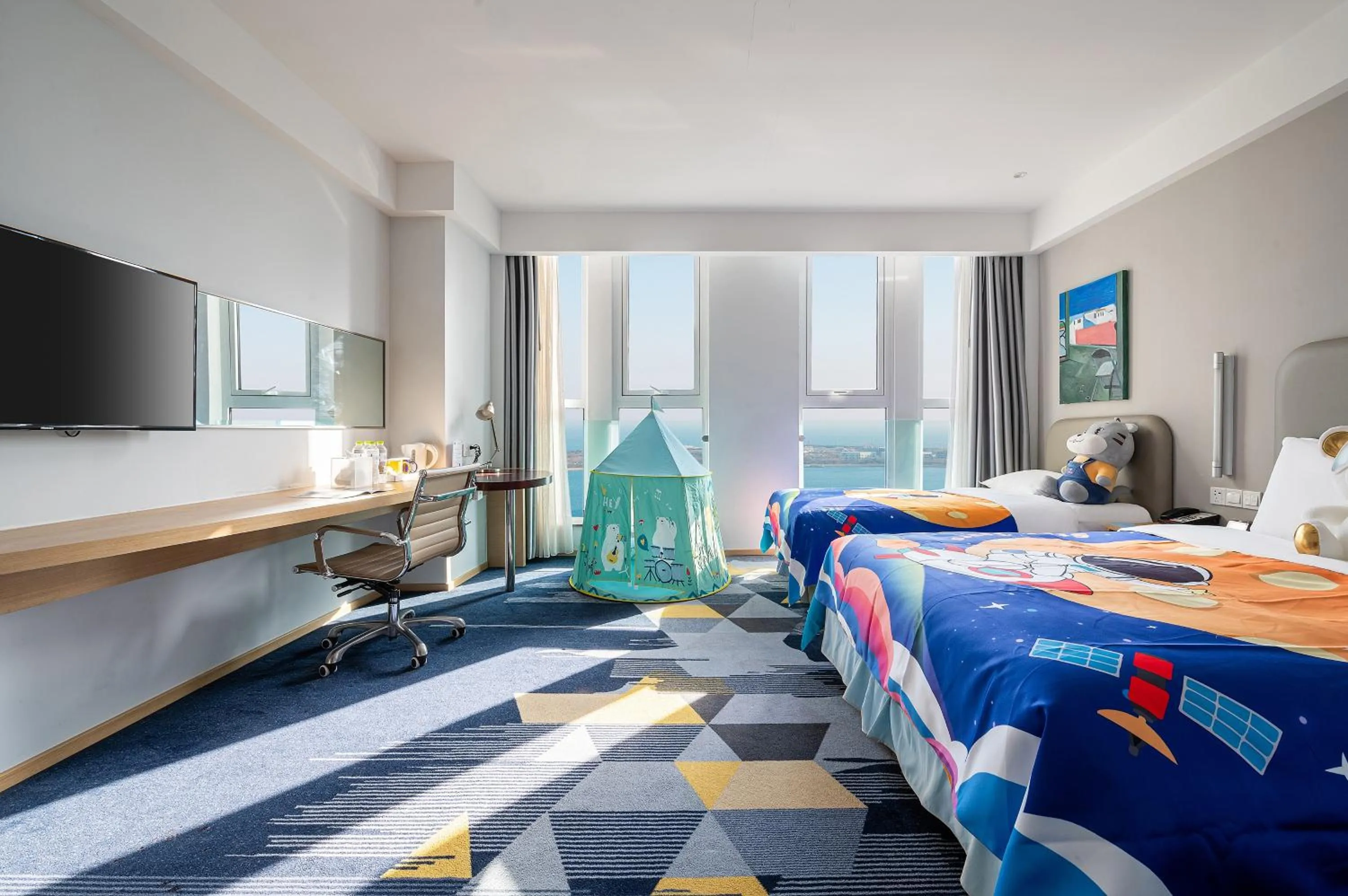 Photo of the whole room, Bed in Holiday Inn Express - Qingdao West Coast by IHG