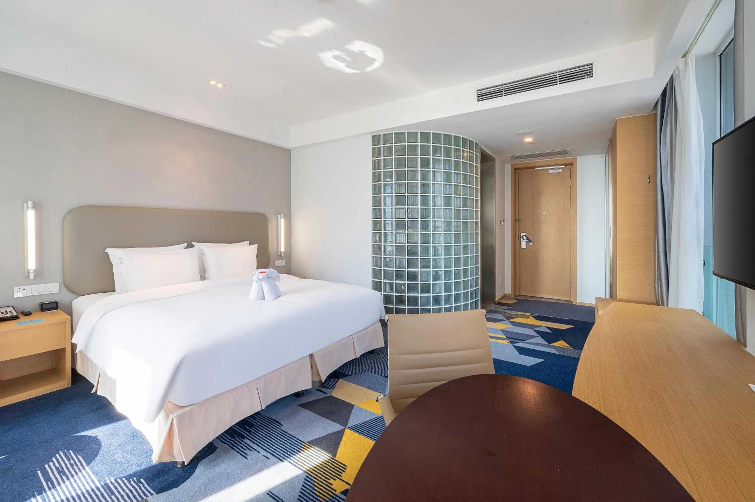 Bedroom, Bed in Holiday Inn Express - Qingdao West Coast by IHG