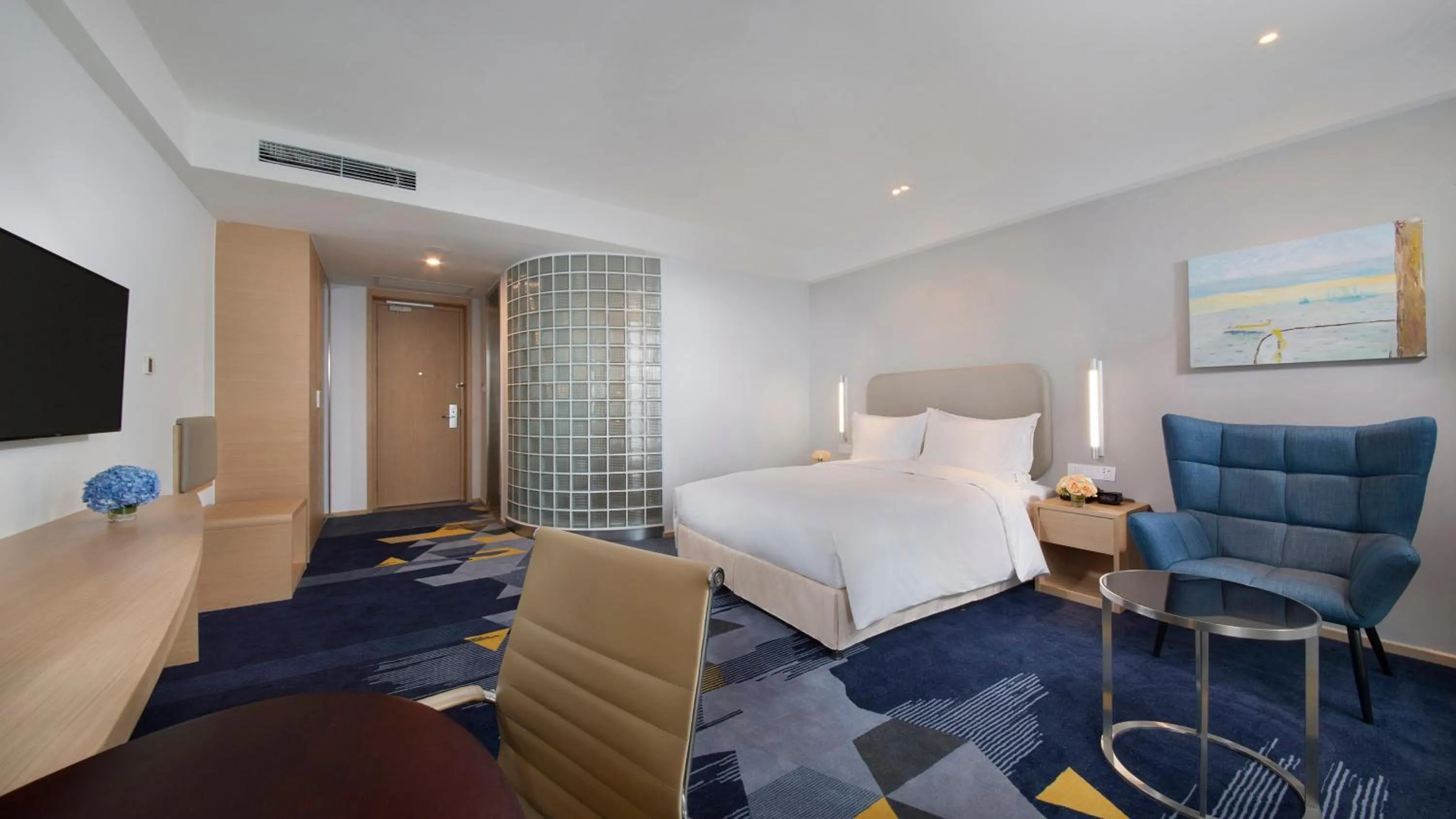 Photo of the whole room, Bed in Holiday Inn Express - Qingdao West Coast by IHG