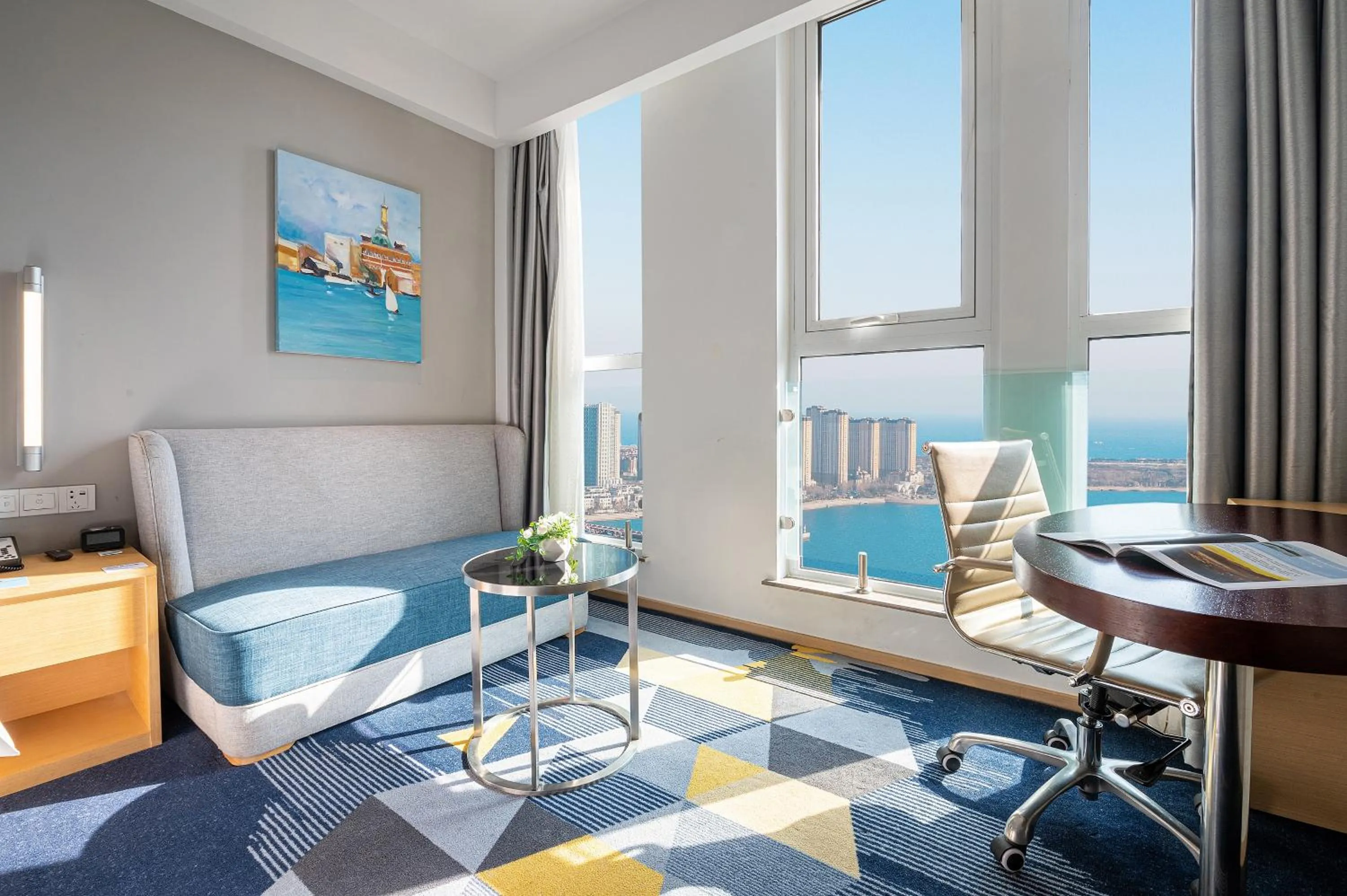 Seating area in Holiday Inn Express - Qingdao West Coast by IHG