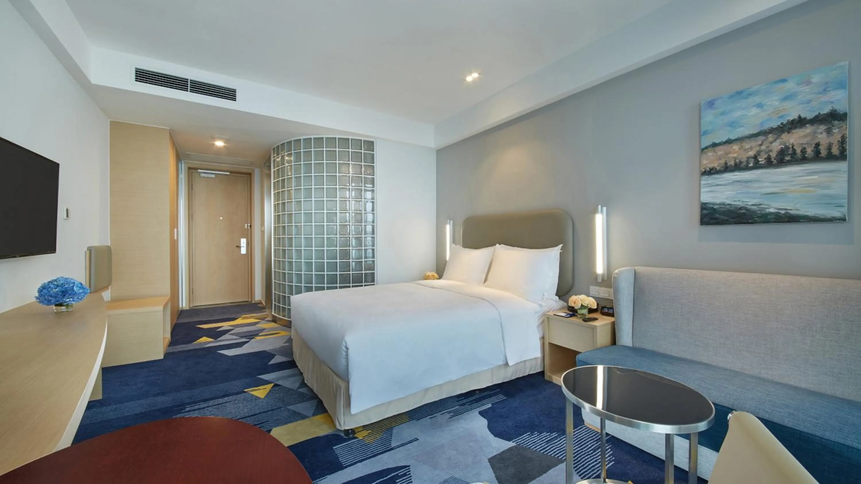 Photo of the whole room, Bed in Holiday Inn Express - Qingdao West Coast by IHG