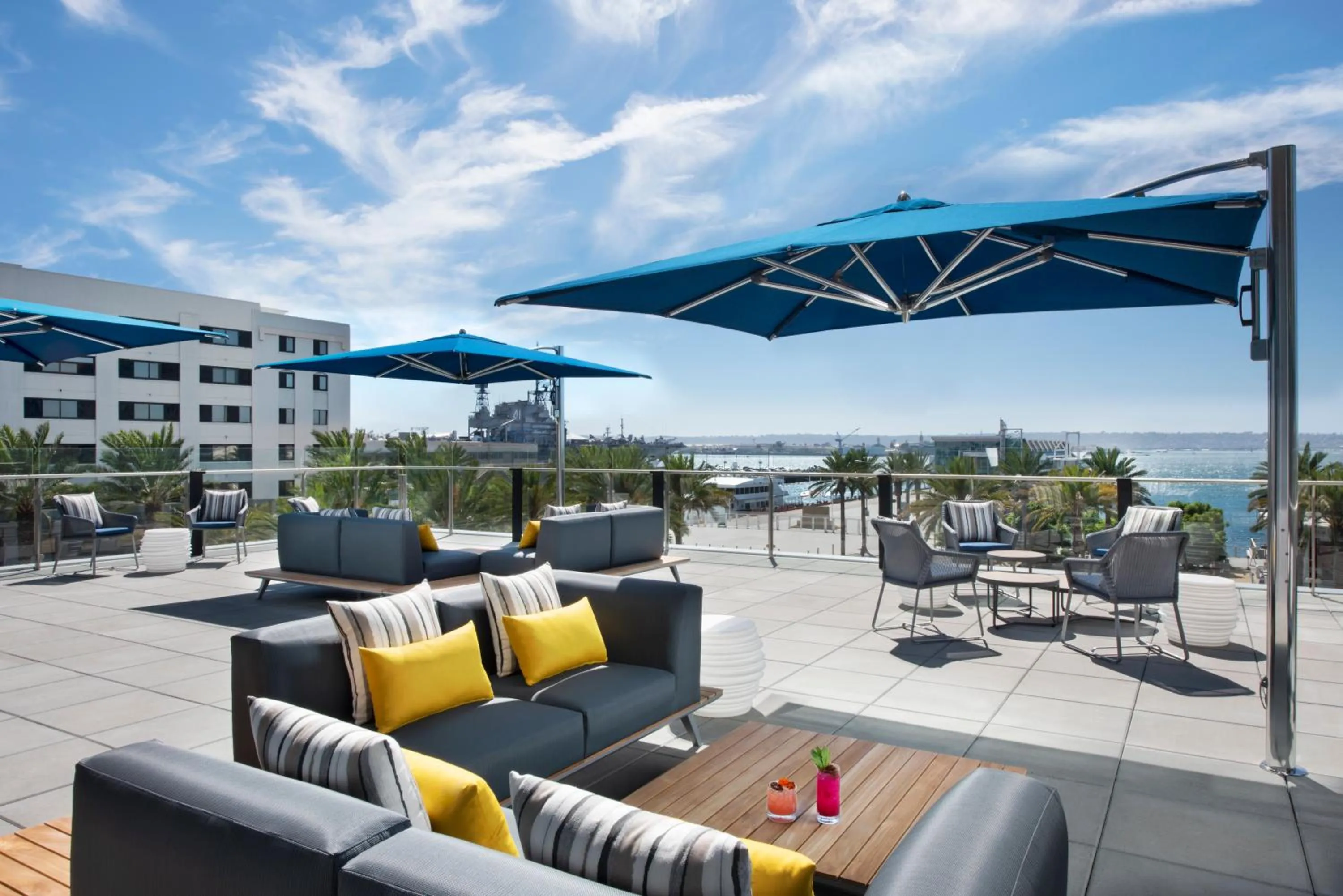 Lounge or bar in InterContinental San Diego by IHG