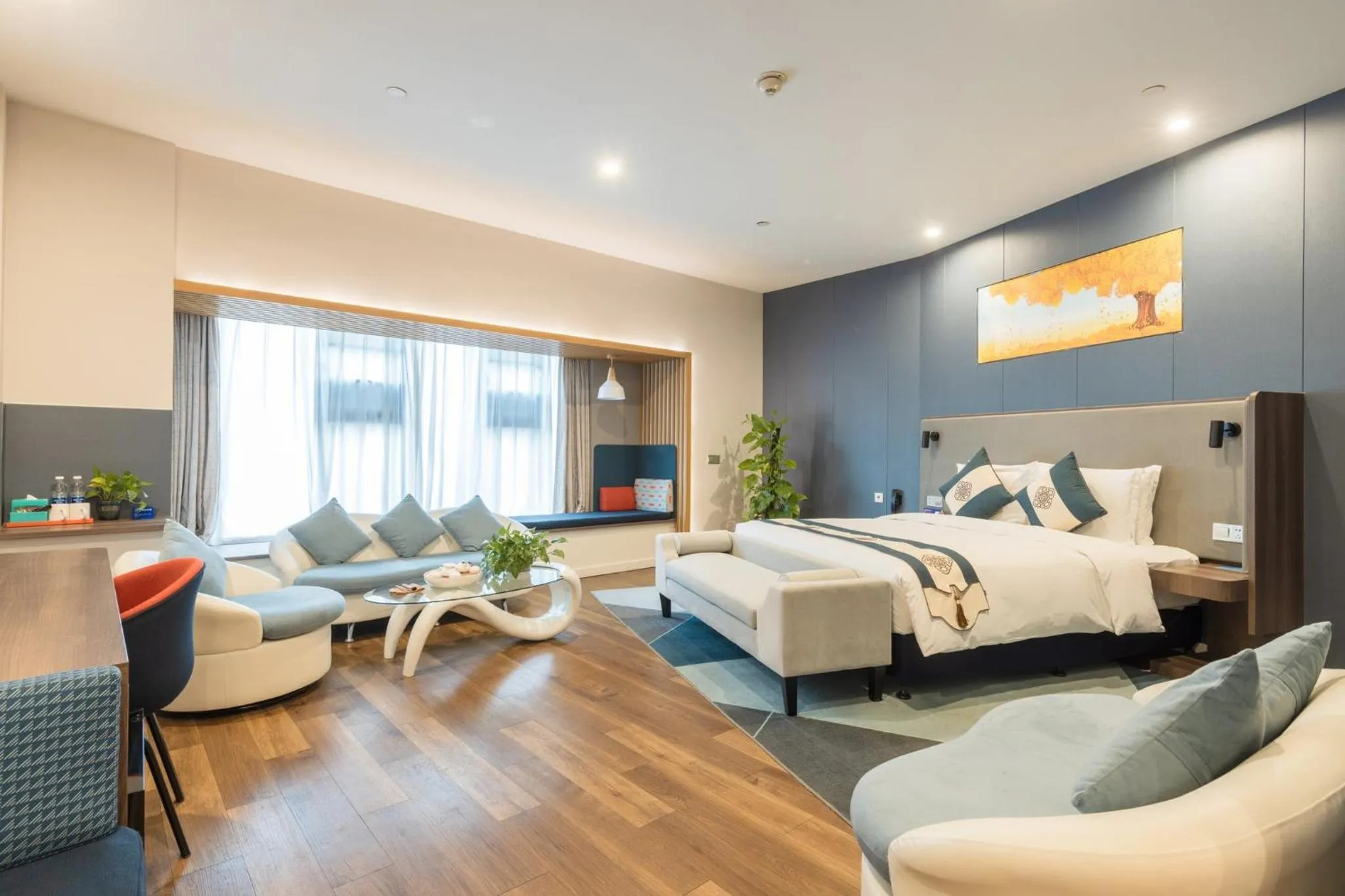 Photo of the whole room, Bed in Holiday Inn Express - Wuhan Optical Valley by IHG