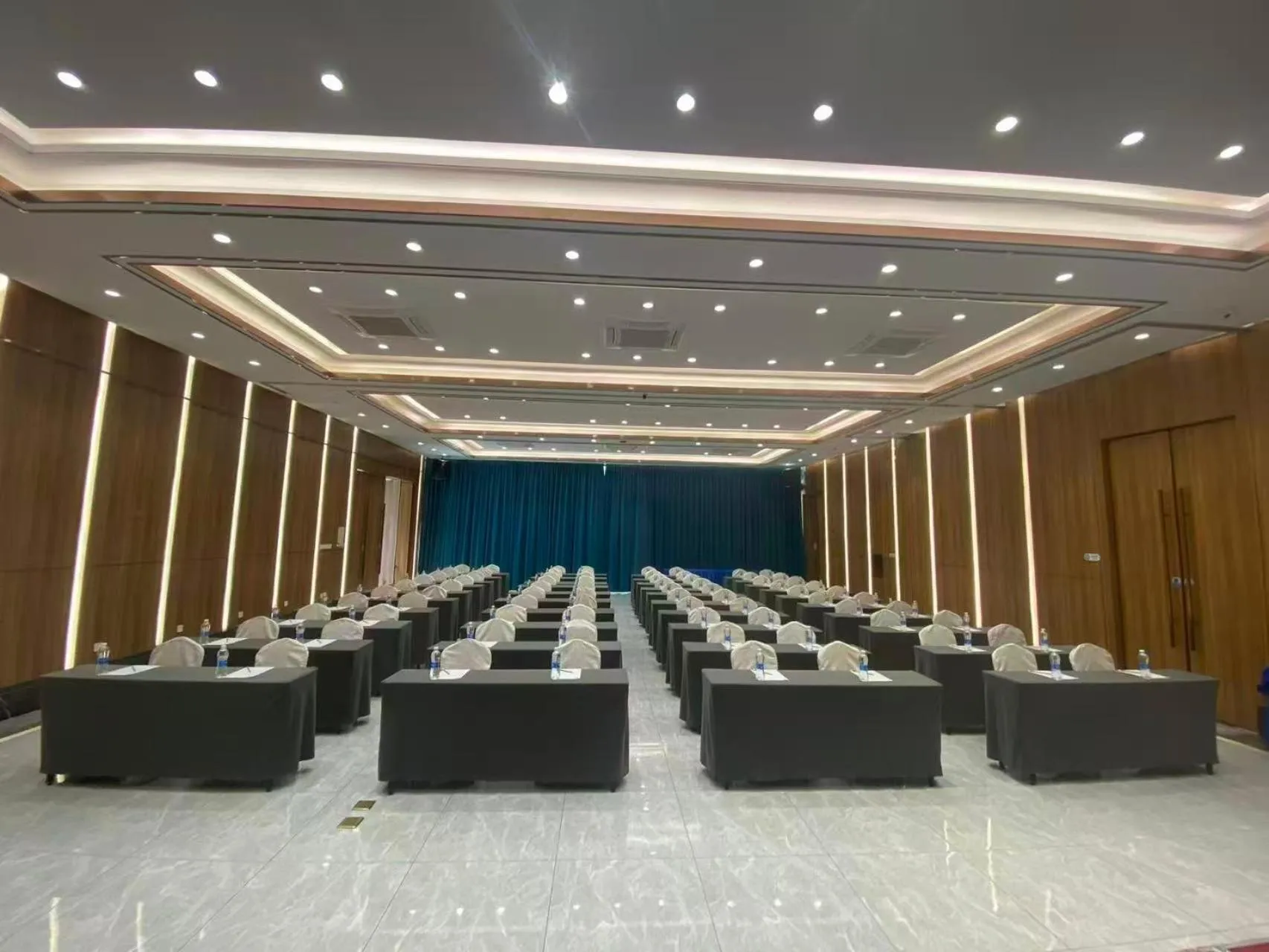 Meeting/conference room in Holiday Inn Express Hefei Shushan by IHG