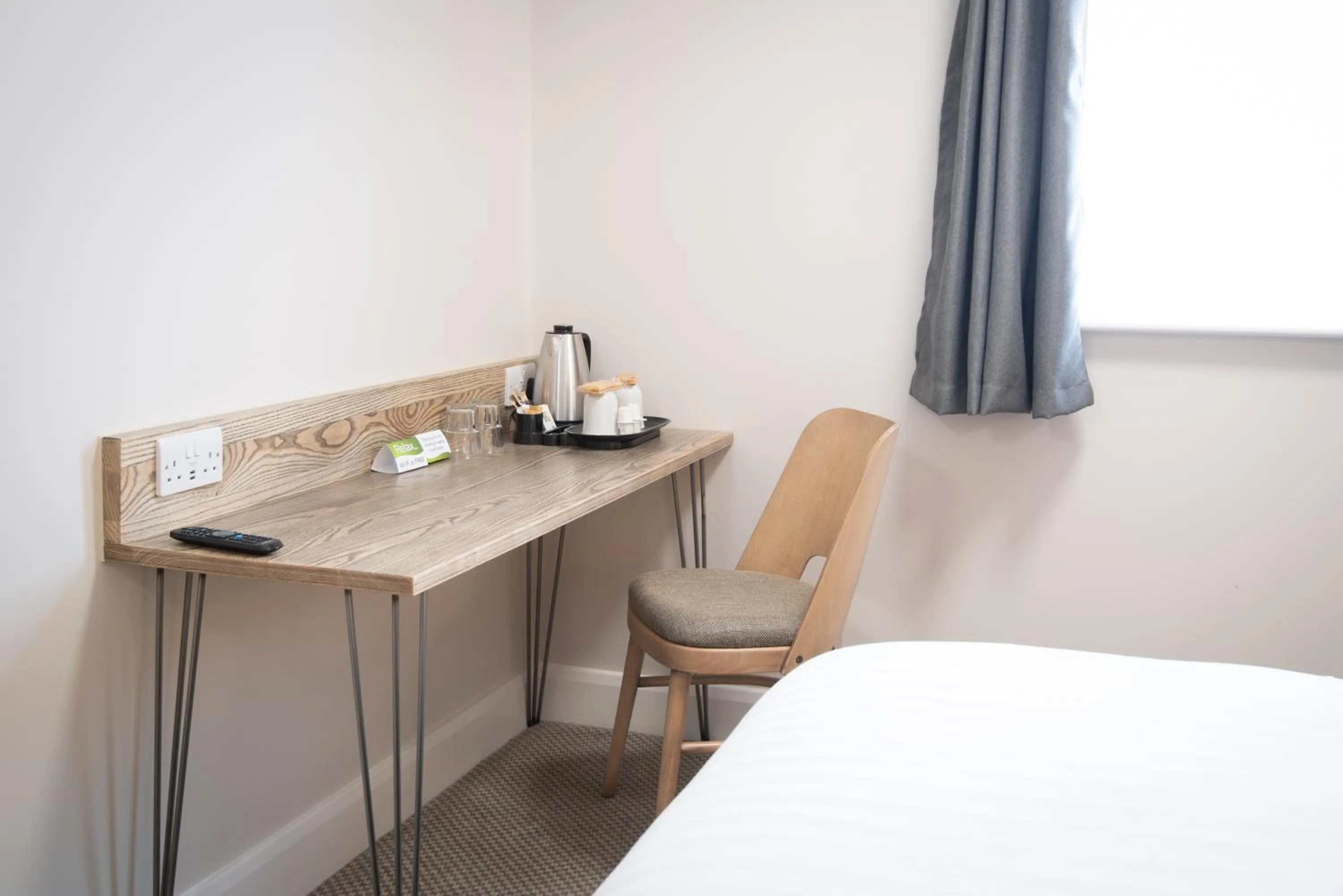 Coffee/tea facilities, Bed in Tulip Queen, Spalding by Marston's Inns