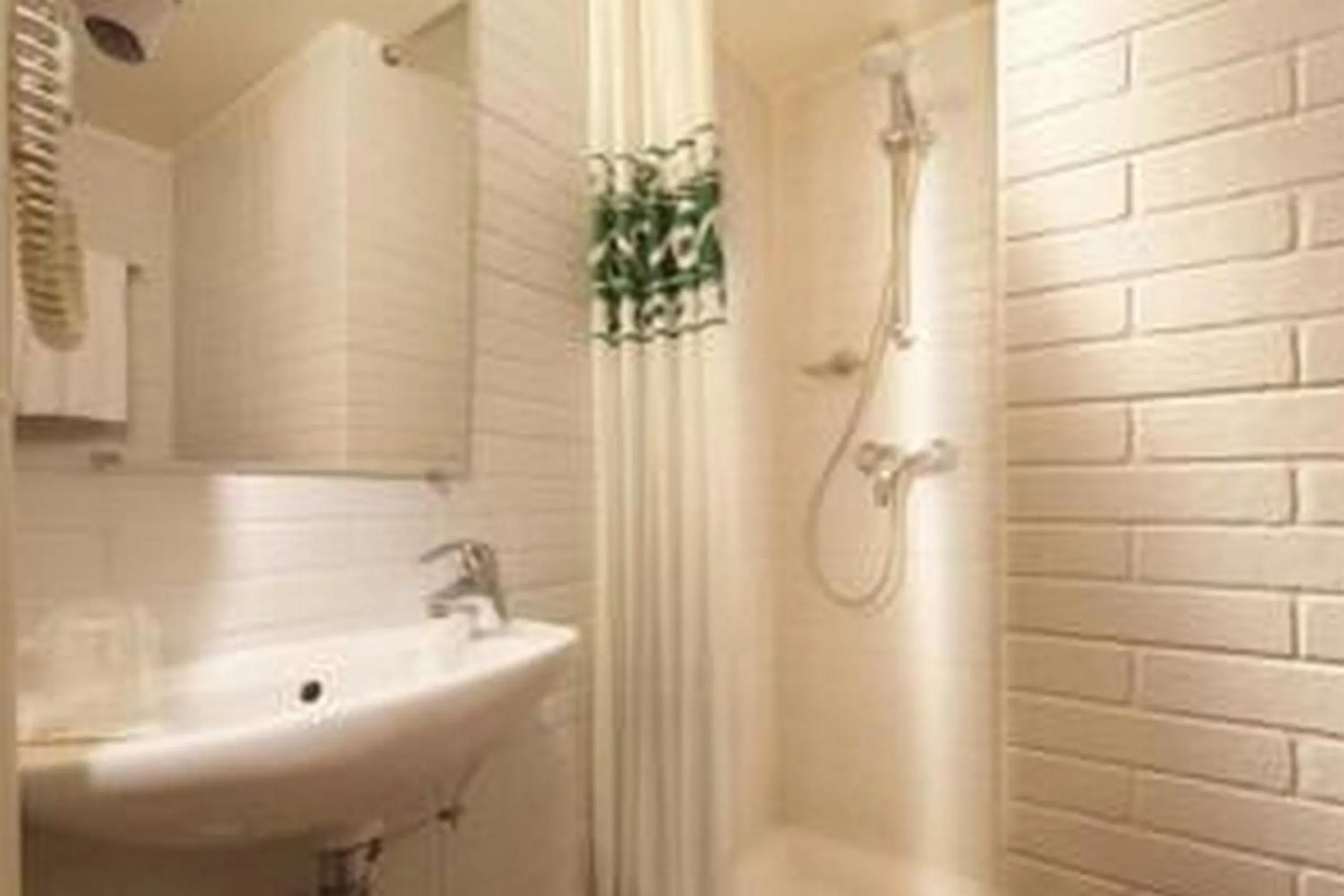 Shower in Hôtel Saint Roch