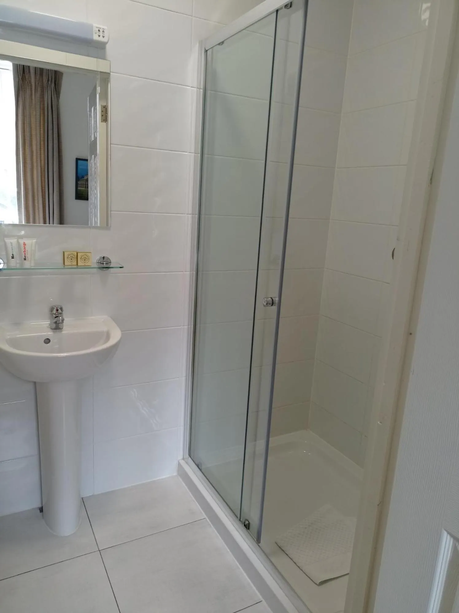 Tom Dick and Harriet's Accommodation