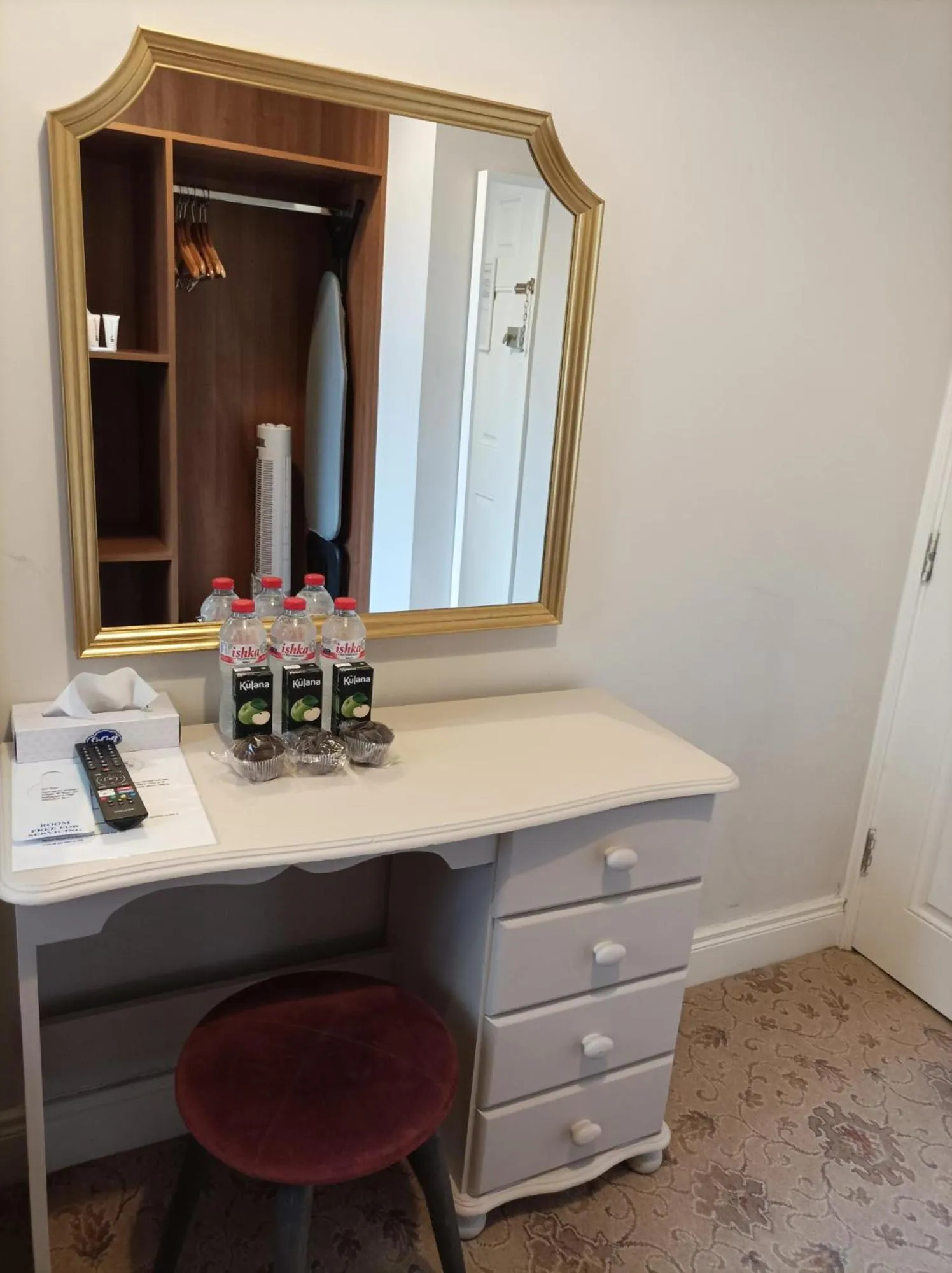 Tom Dick and Harriet's Accommodation