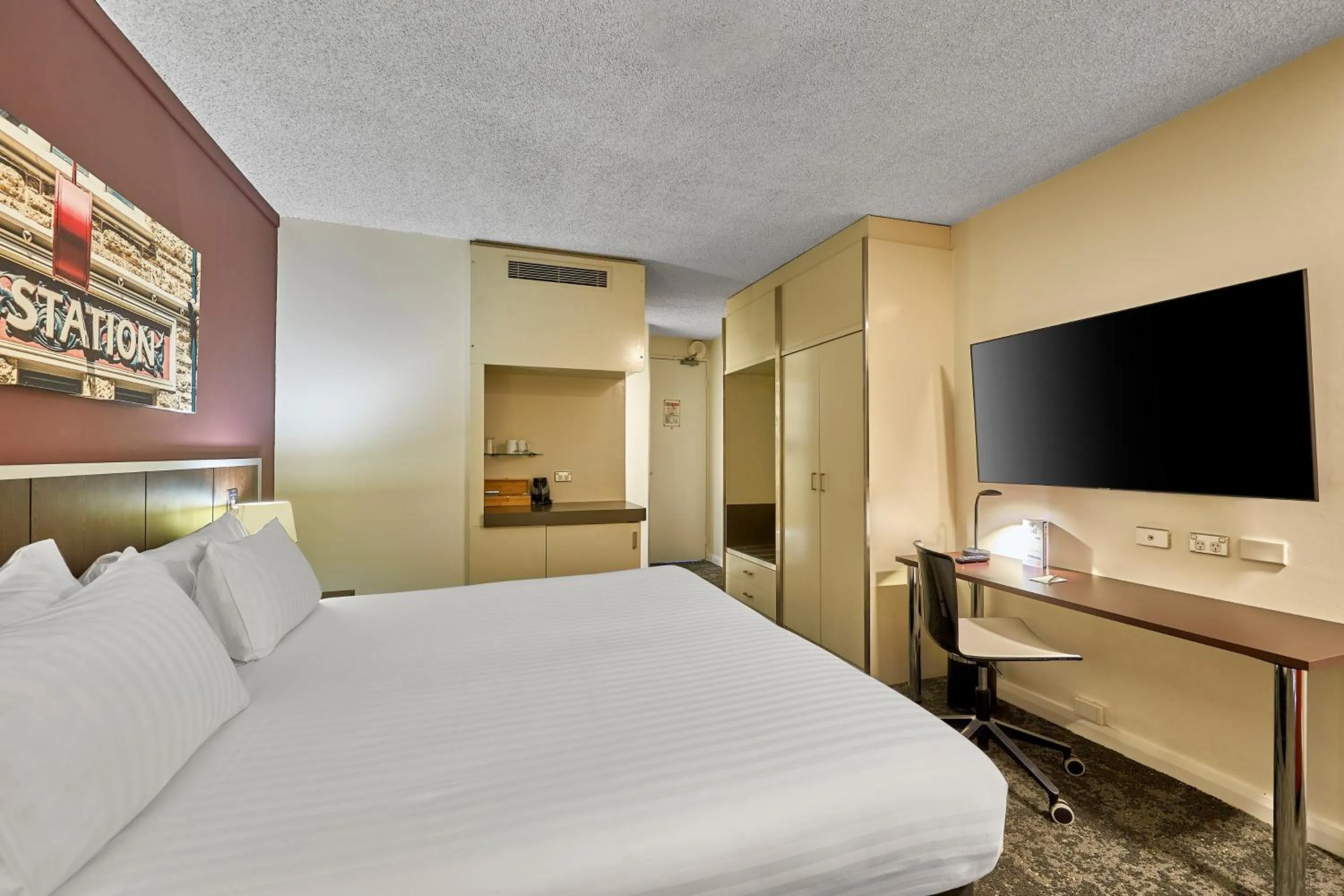 Bedroom, Bed in Mercure Perth On Hay