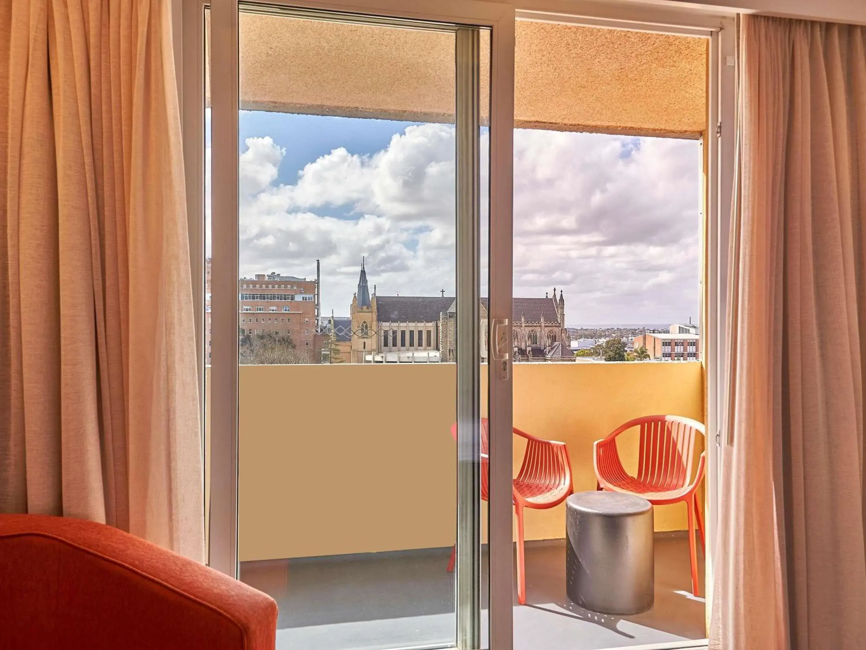 Deluxe Queen Room with Balcony in Mercure Perth On Hay Deluxe Queen Room with Balcony in Mercure Perth On Hay