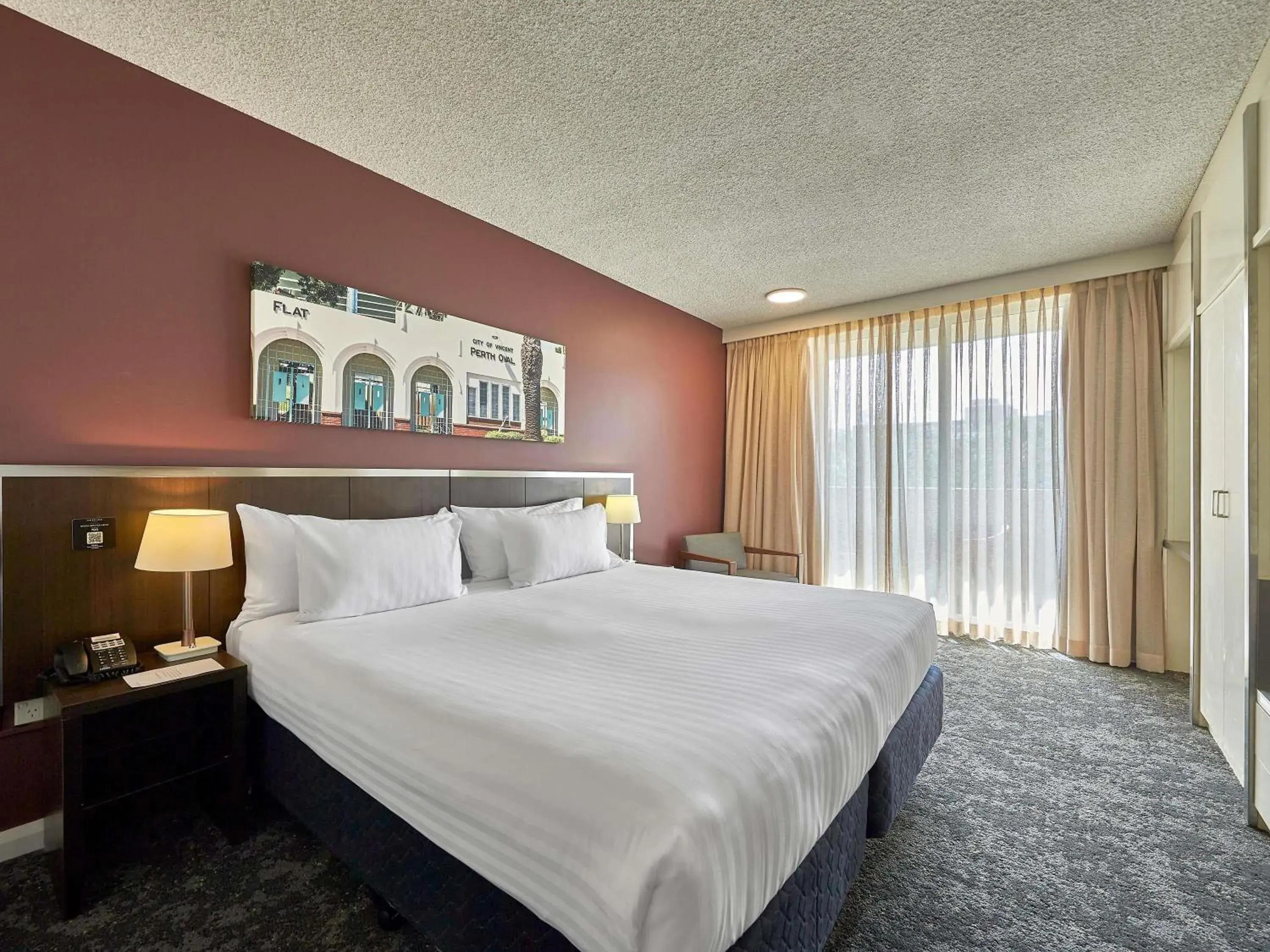 Superior King Room with Balcony in Mercure Perth On Hay Superior King Room with Balcony in Mercure Perth On Hay