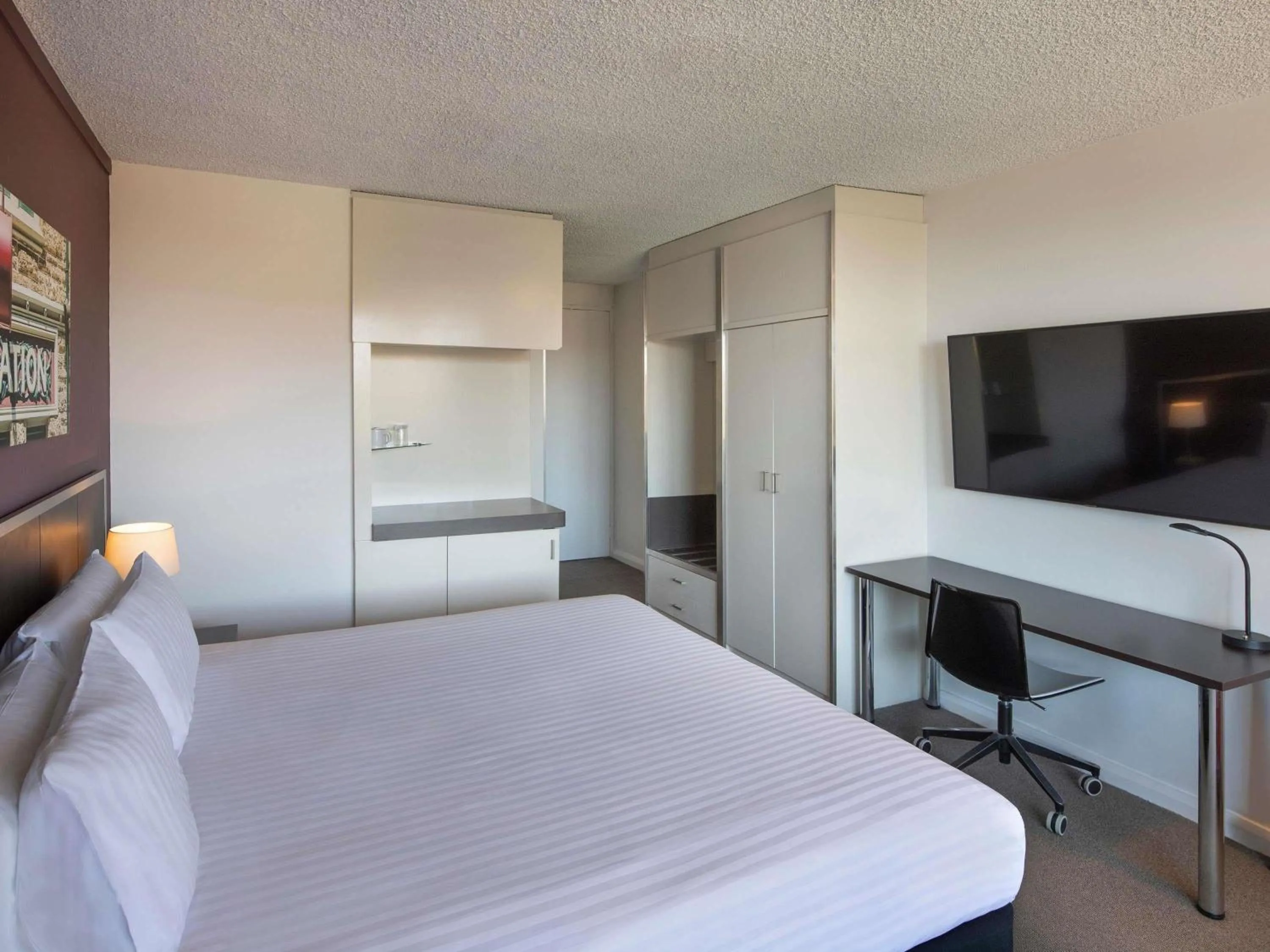 Bedroom, Bed in Mercure Perth On Hay