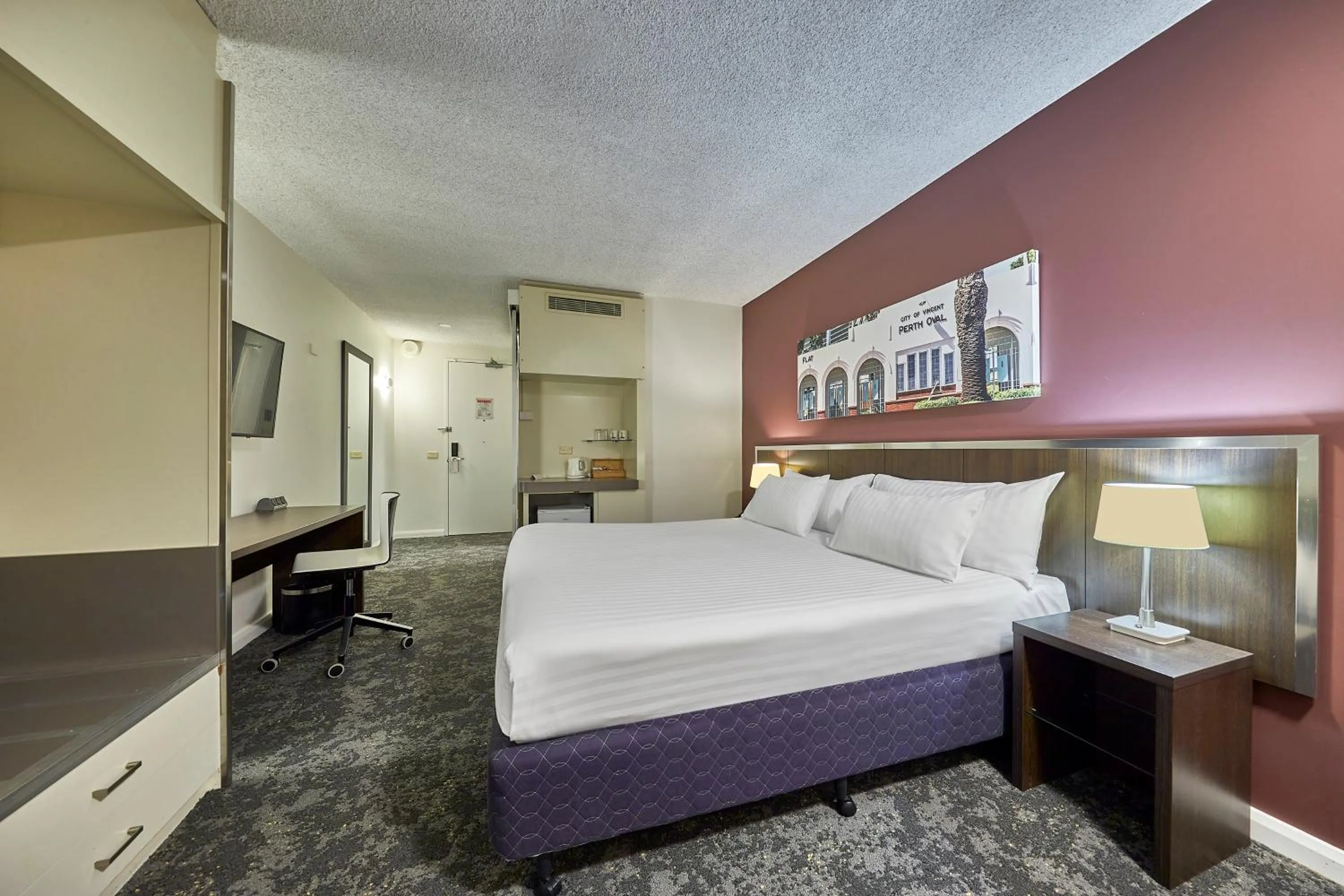 Bedroom, Bed in Mercure Perth On Hay