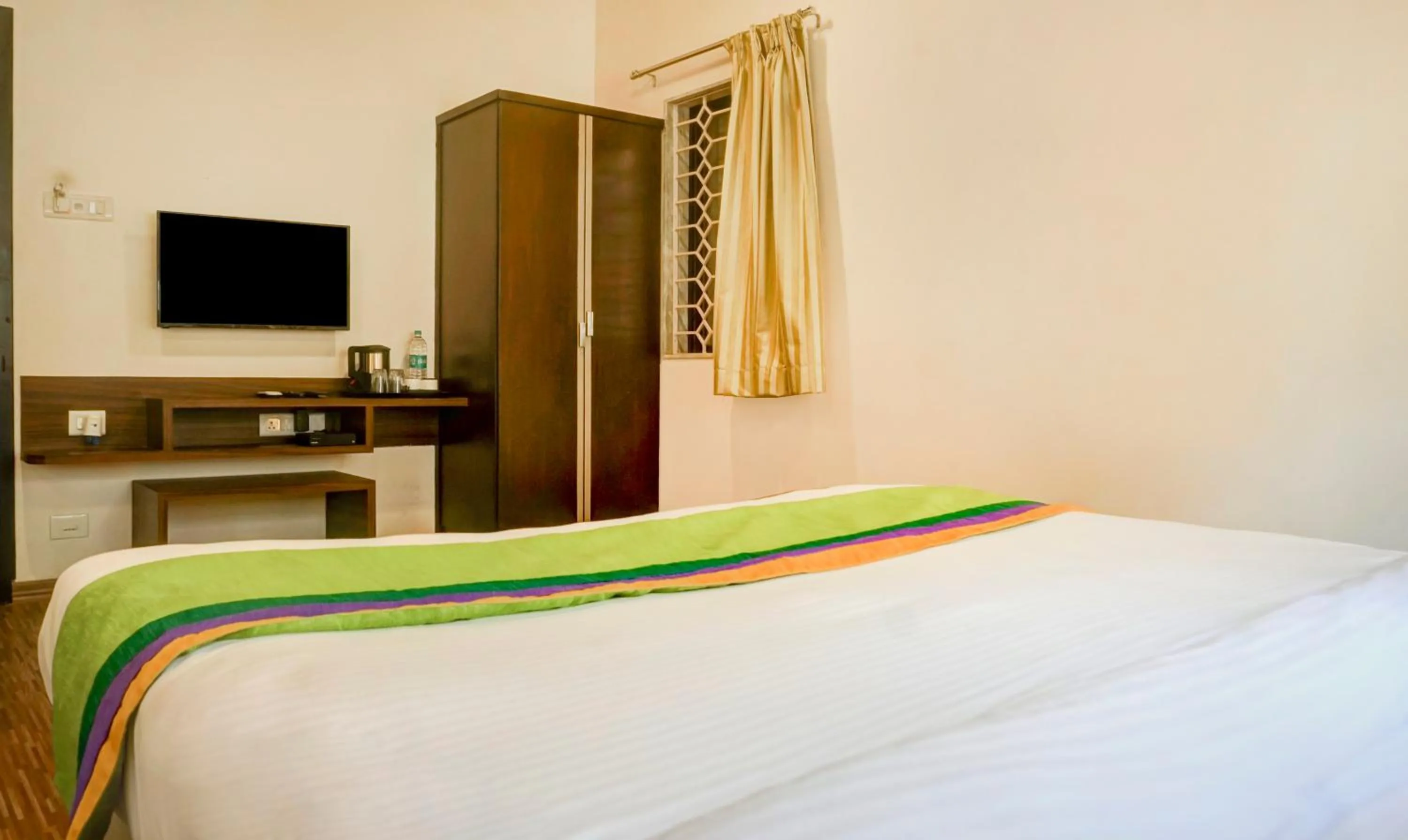 Bedroom, Bed in Treebo Five Elements, Lonavala