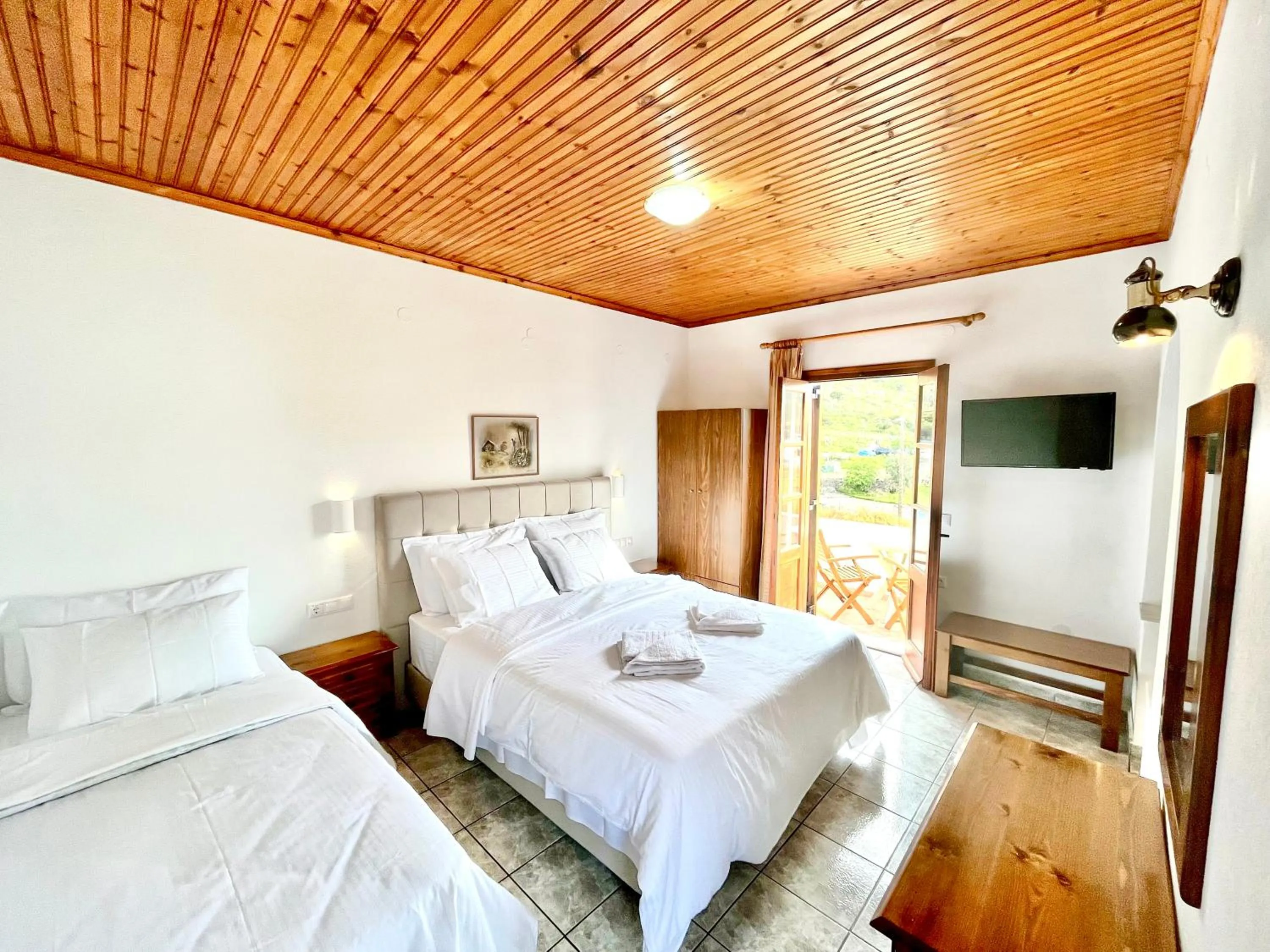 Photo of the whole room, Bed in Nicolas Studios