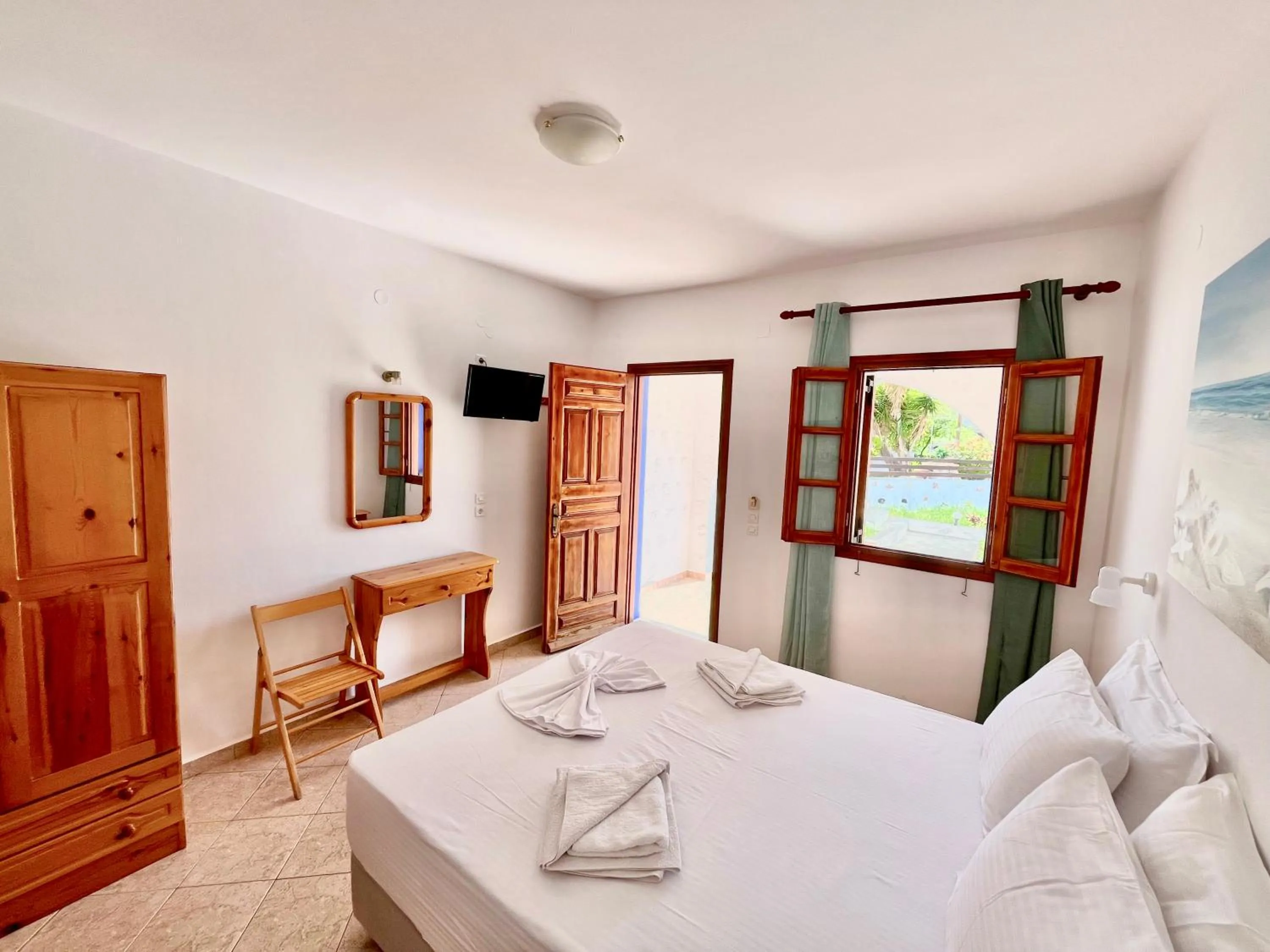 Photo of the whole room, Bed in Nicolas Studios