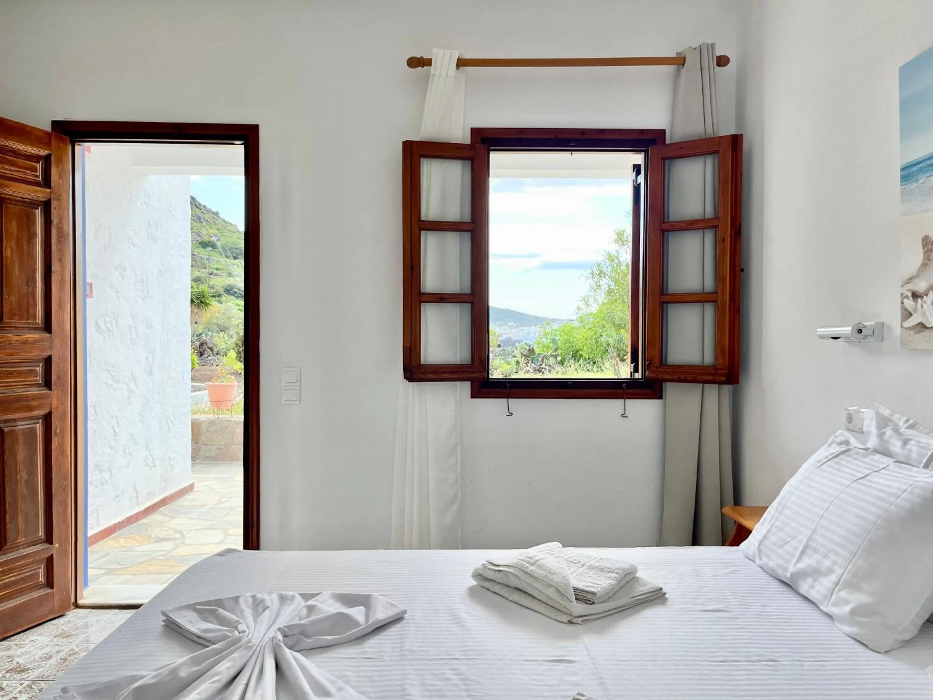 Photo of the whole room, Bed in Nicolas Studios