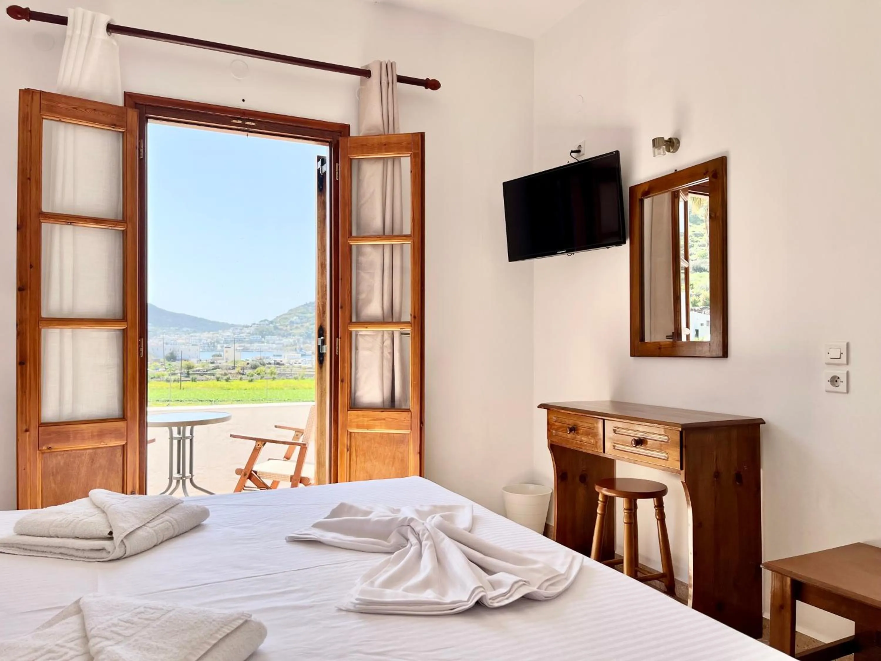 Photo of the whole room, Bed in Nicolas Studios