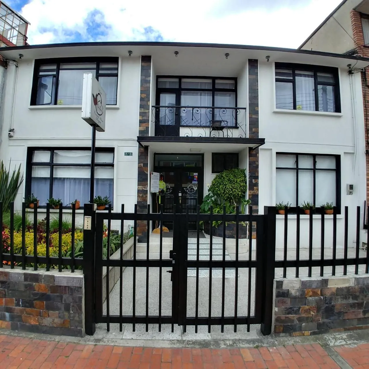 Facade/entrance in Hotel Central House a 5 min de la Embajada Americana