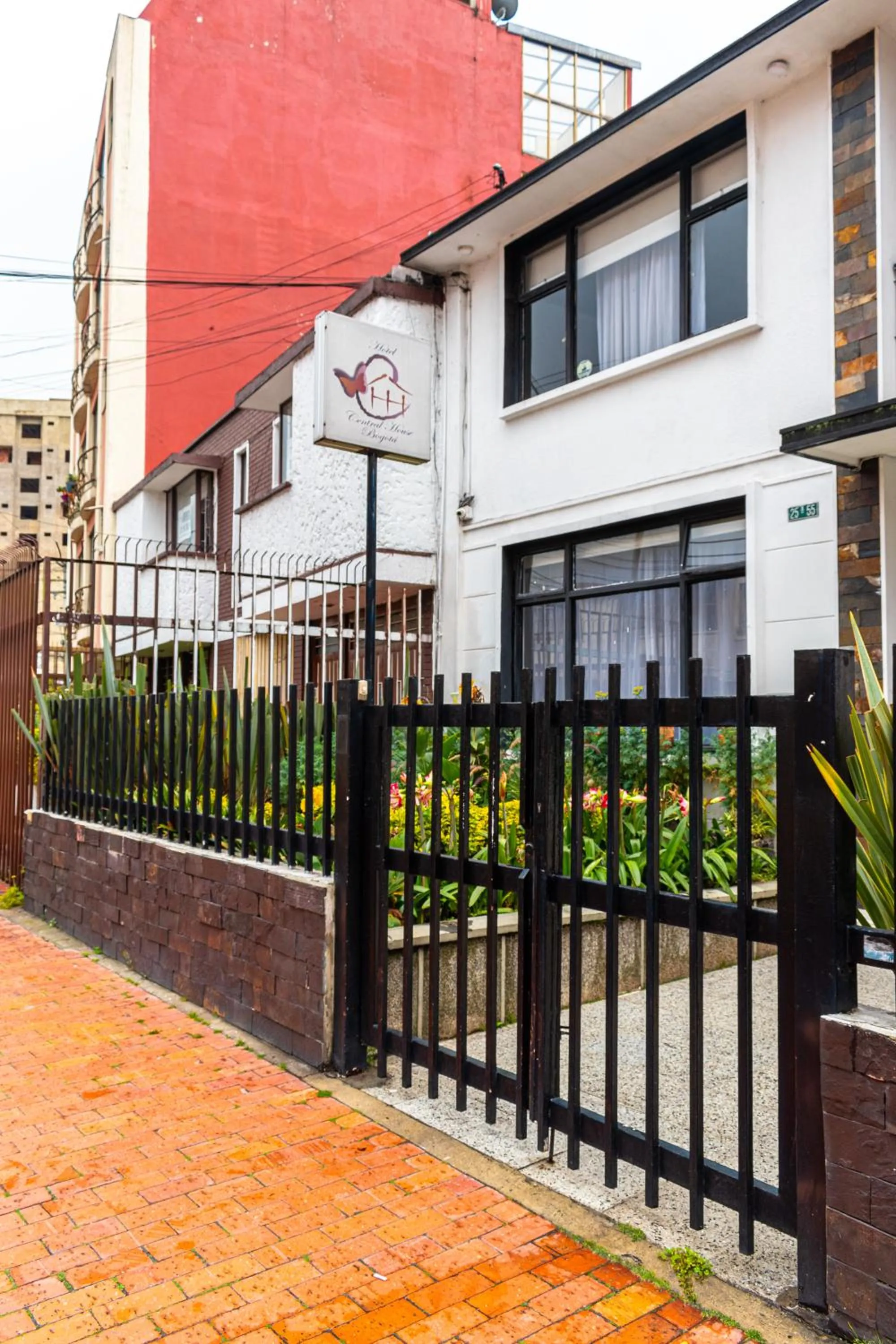 Day in Hotel Central House a 5 min de la Embajada Americana