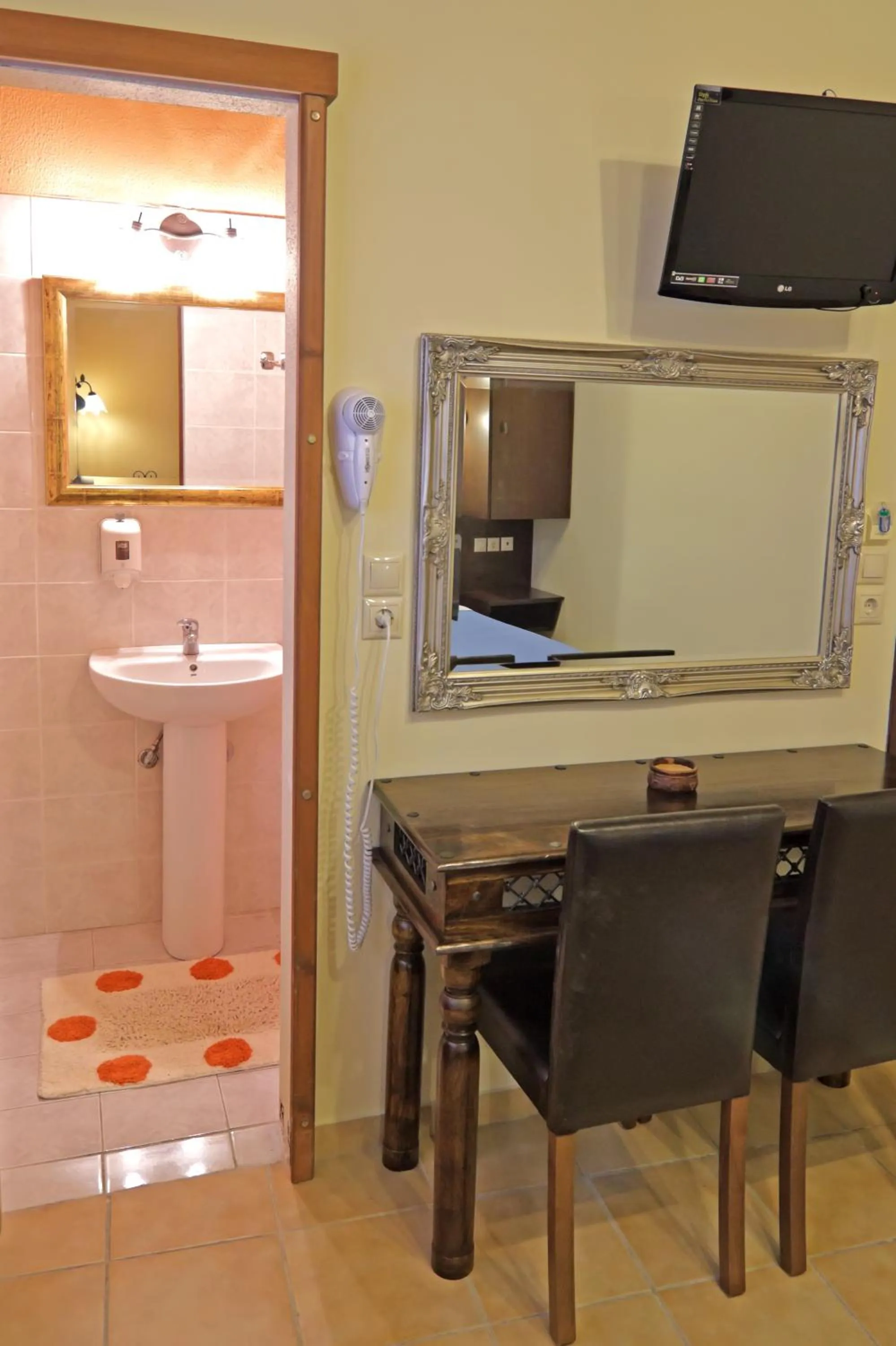 Decorative detail in Minos Pension