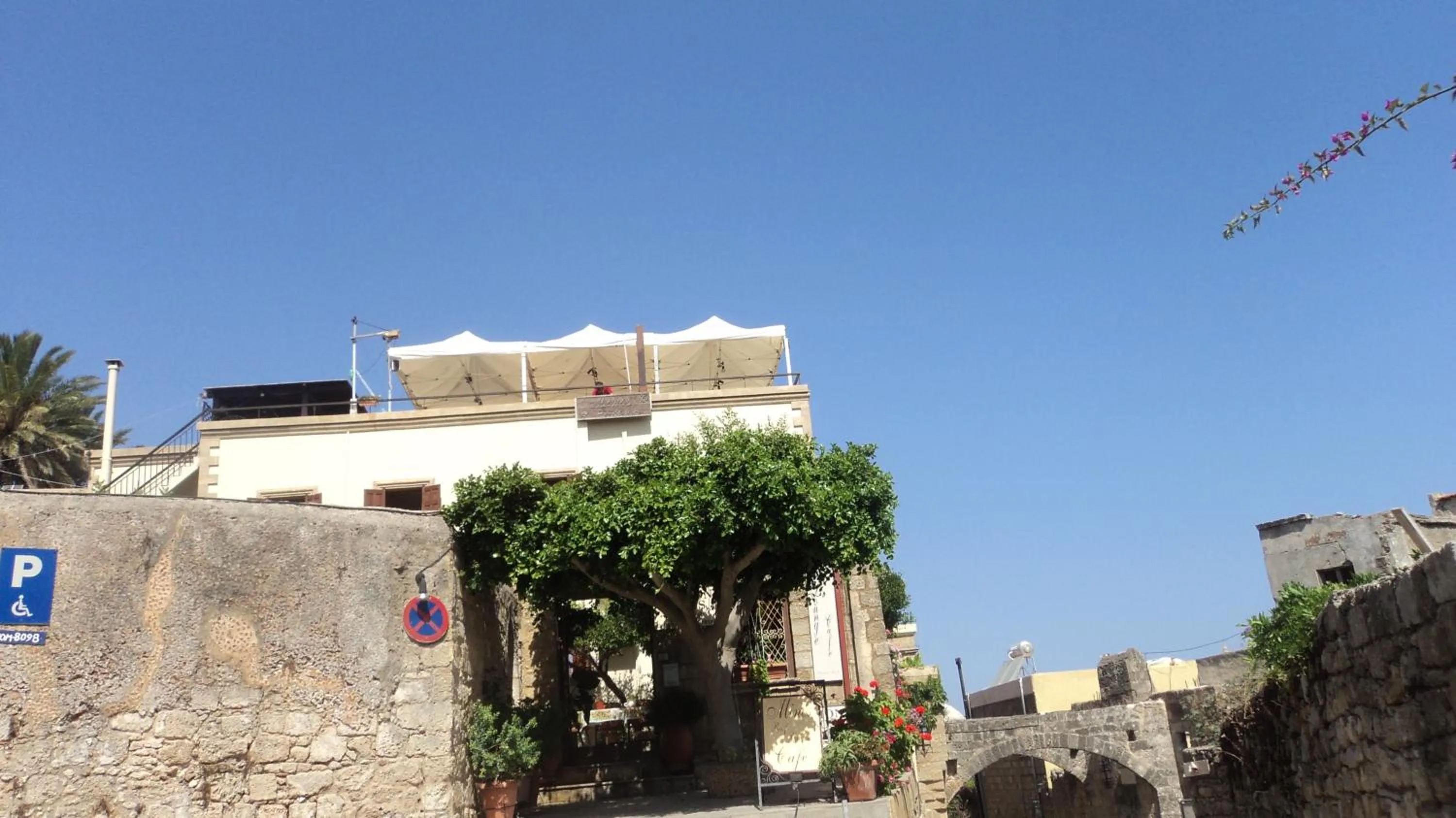 Area and facilities in Minos Pension