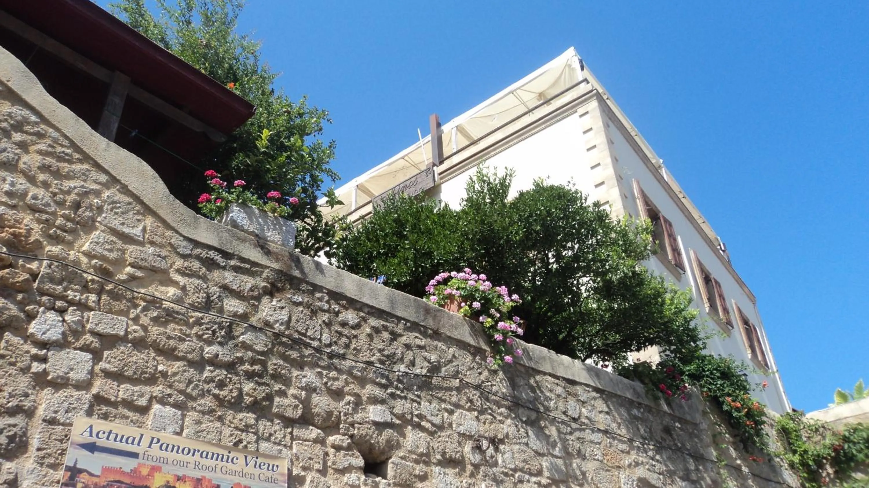 Facade/entrance in Minos Pension