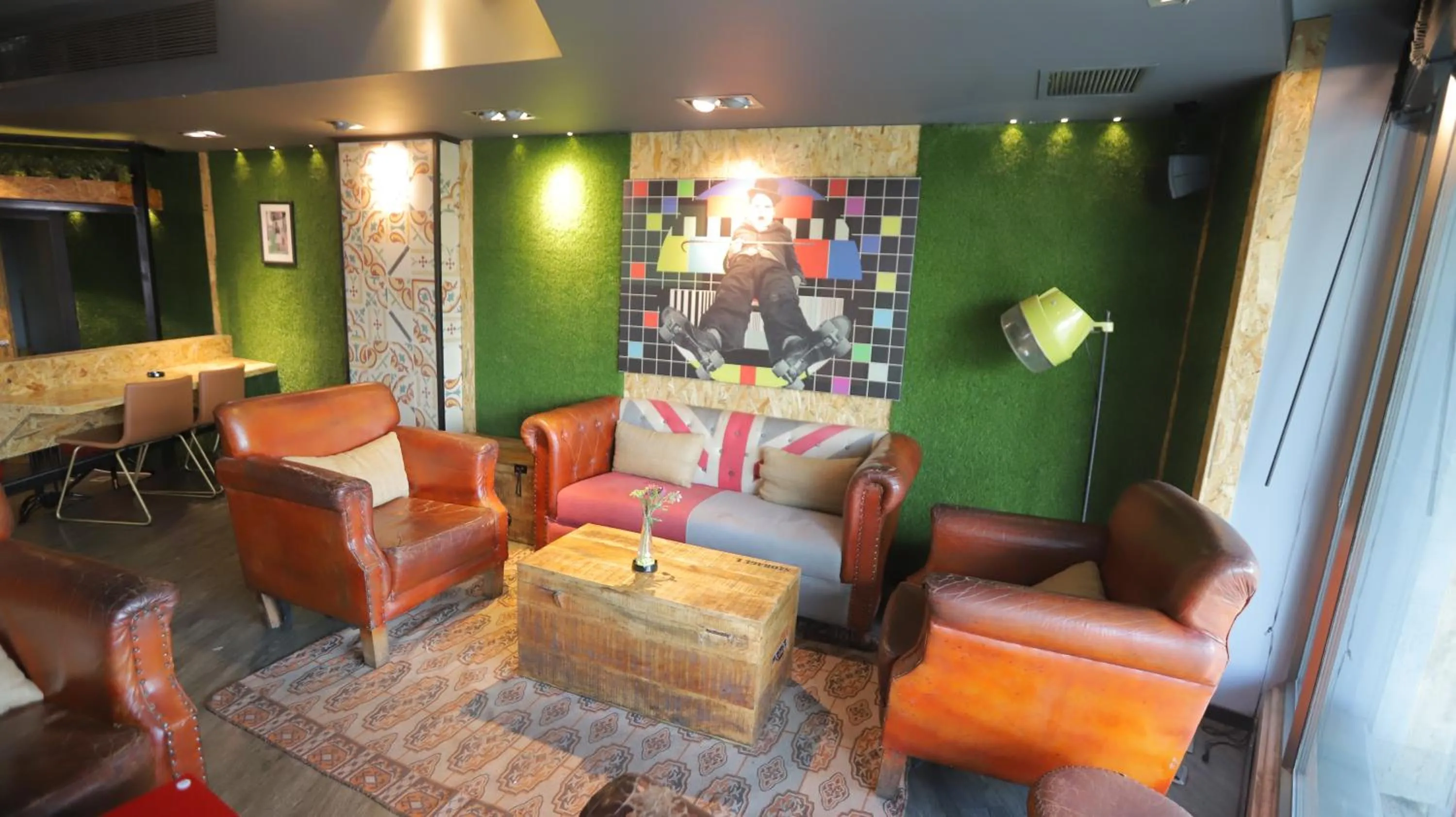 Restaurant/places to eat in Royal Court Hotel
