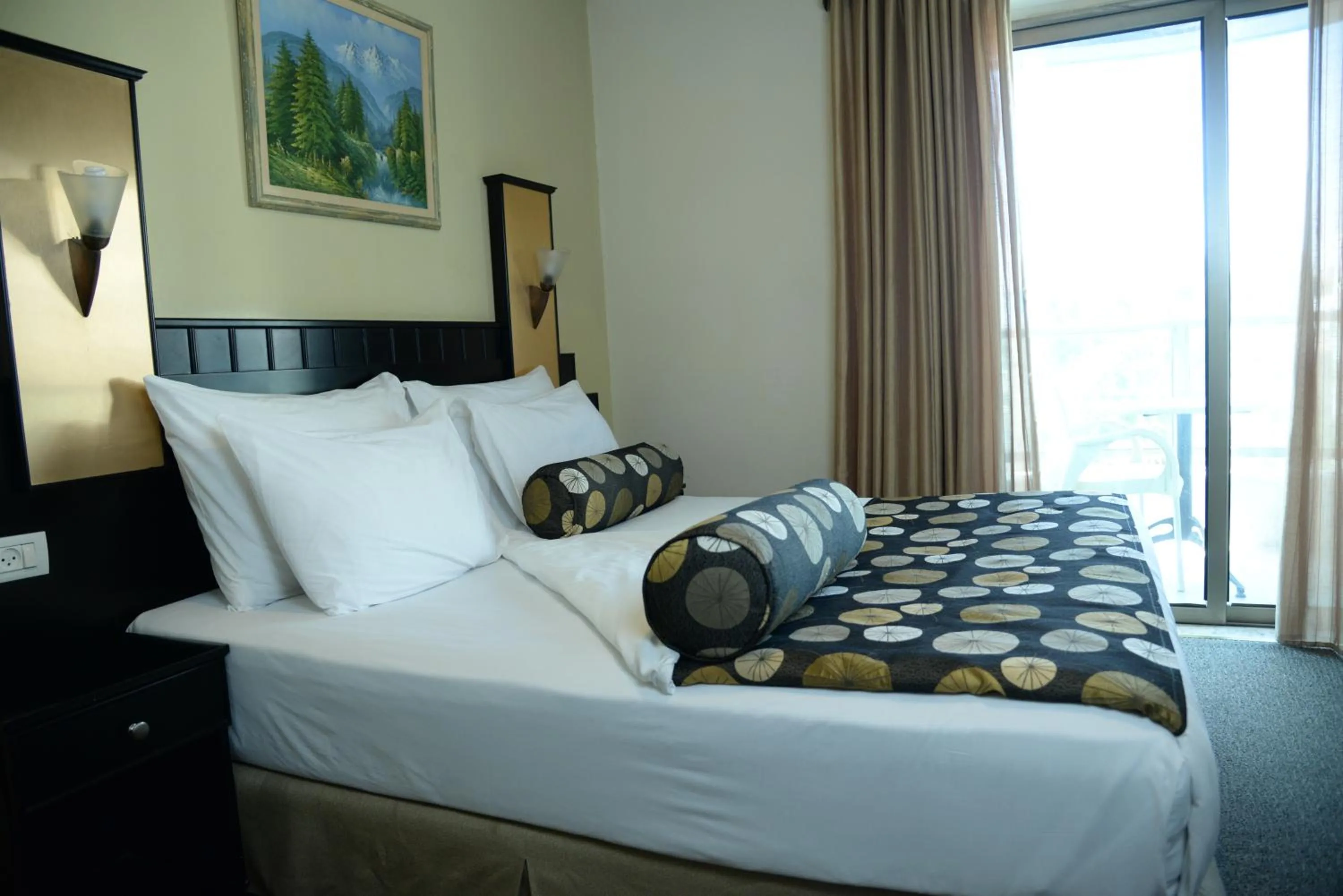 Bedroom, Bed in Royal Court Hotel