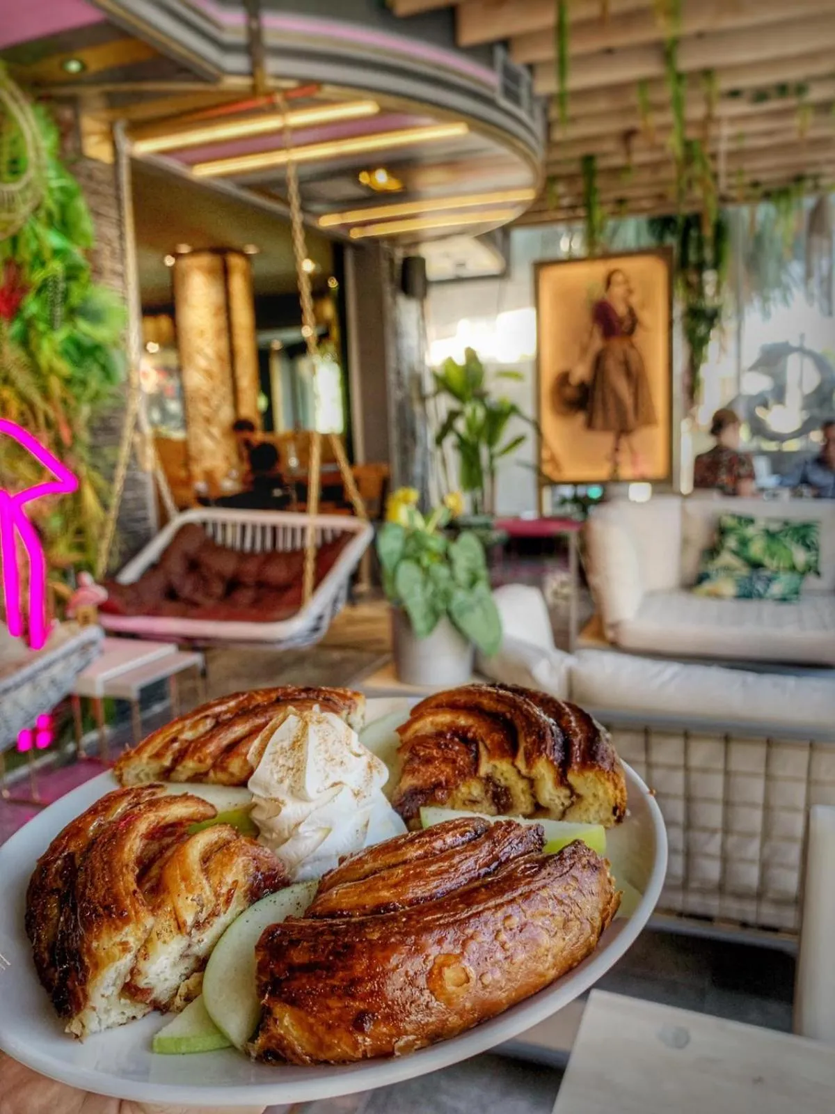 Restaurant/places to eat in Royal Court Hotel
