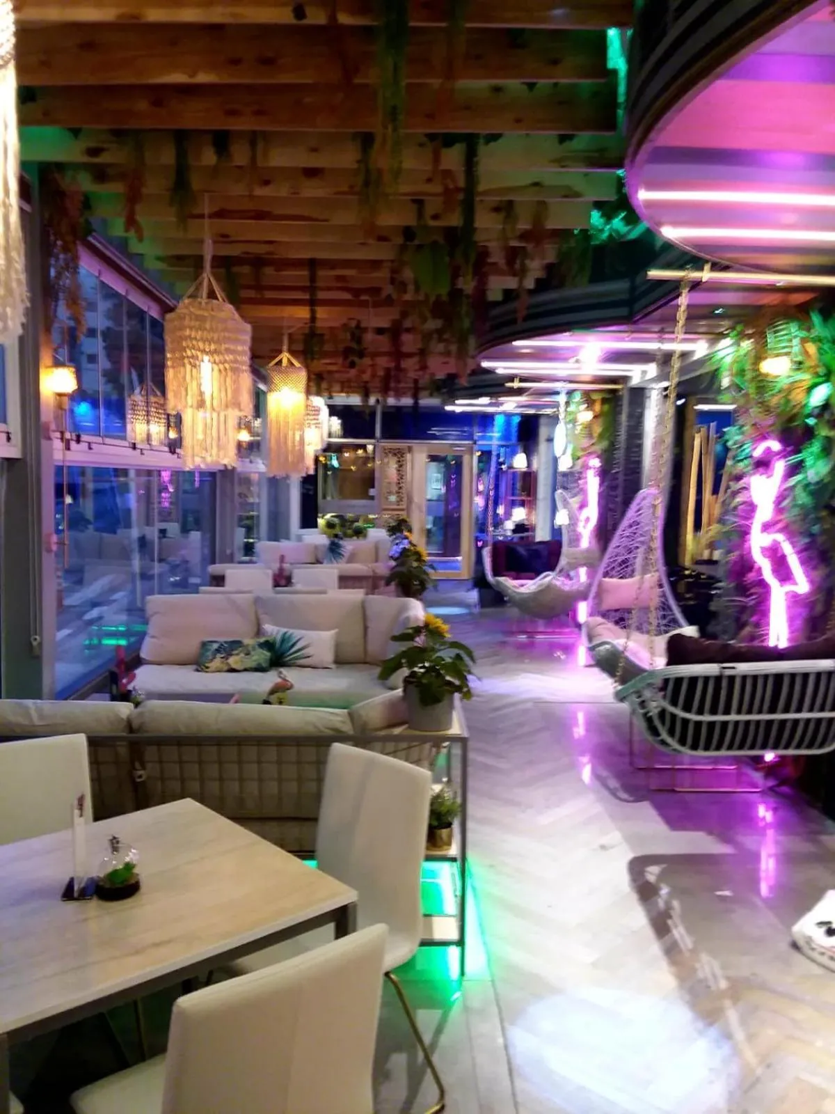 Restaurant/places to eat in Royal Court Hotel