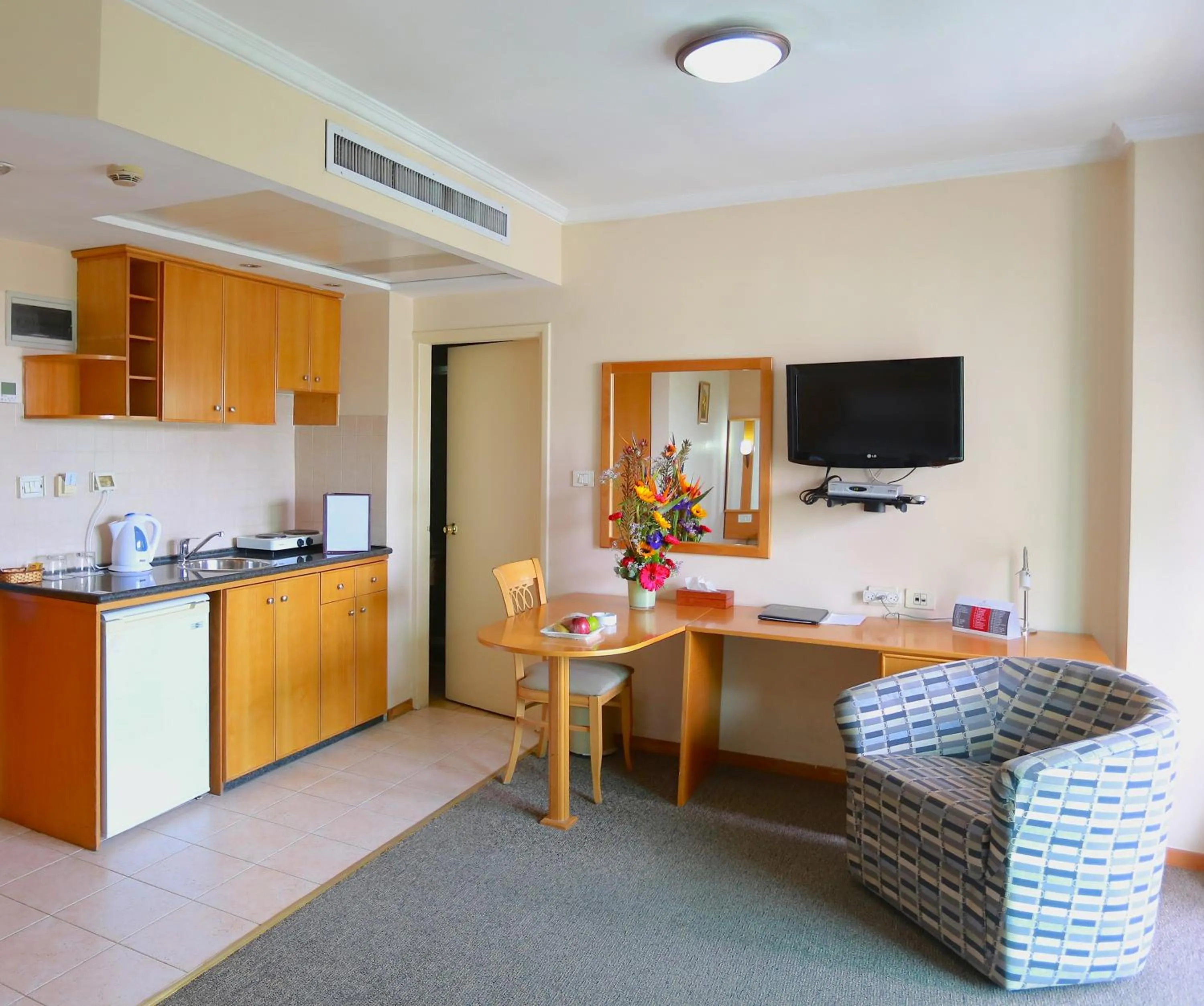 Kitchen or kitchenette in Royal Court Hotel