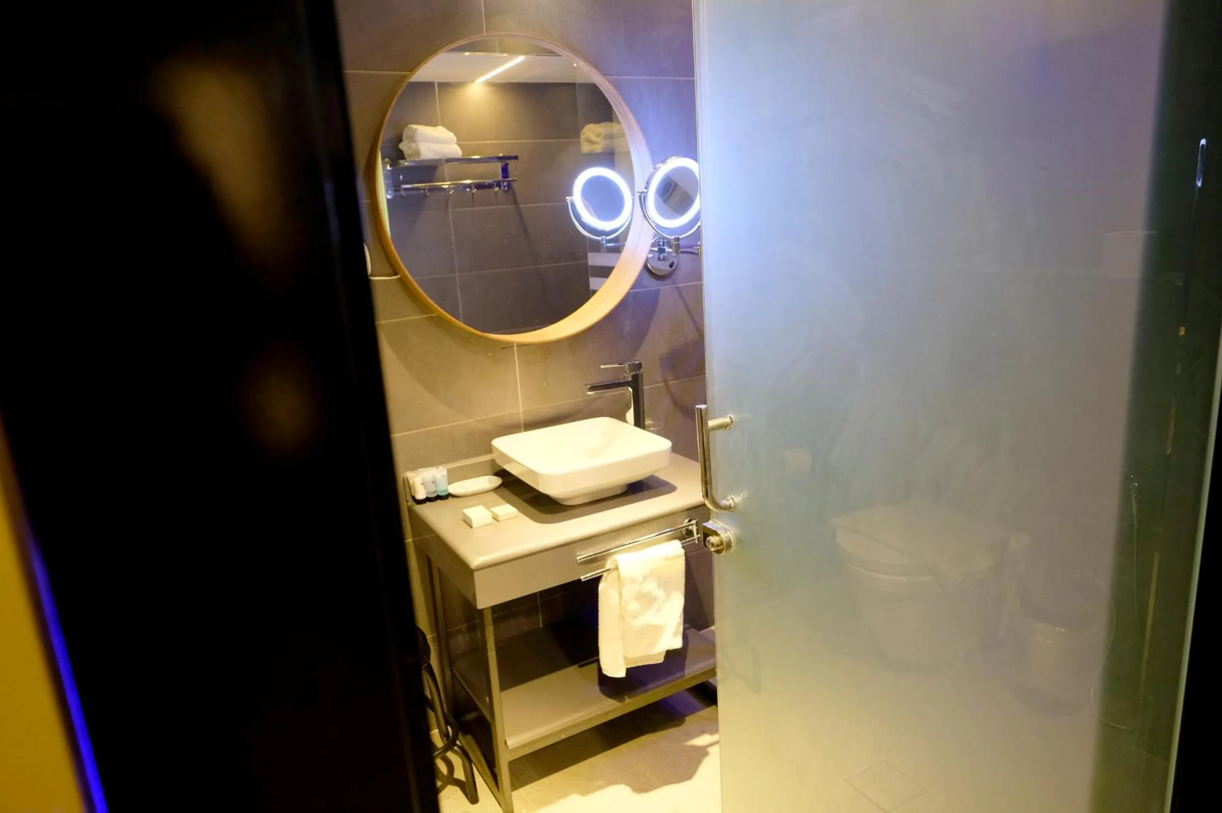Toilet in Royal Court Hotel