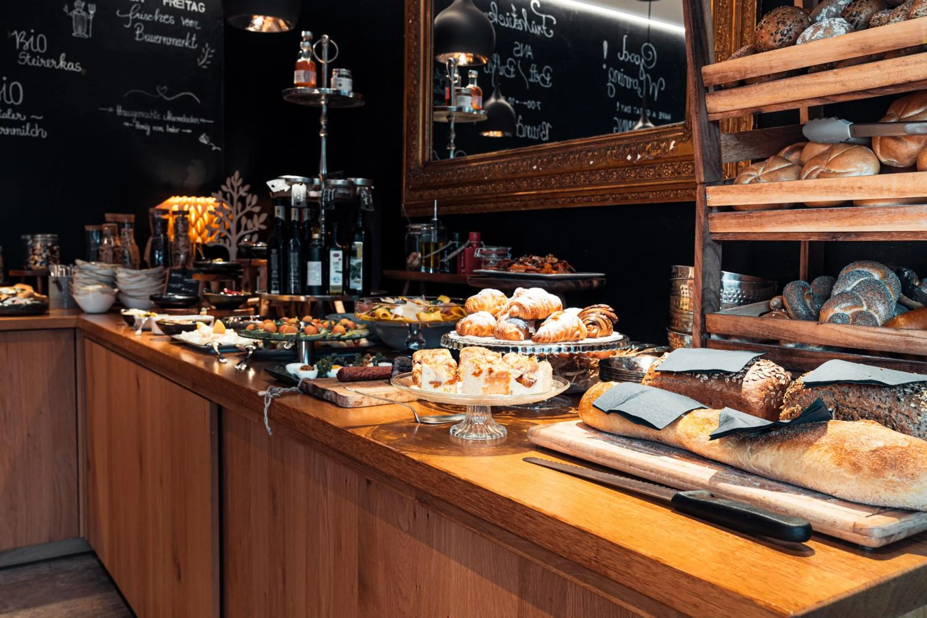 Buffet breakfast in Boutique Aparthotel Chalets Coburg