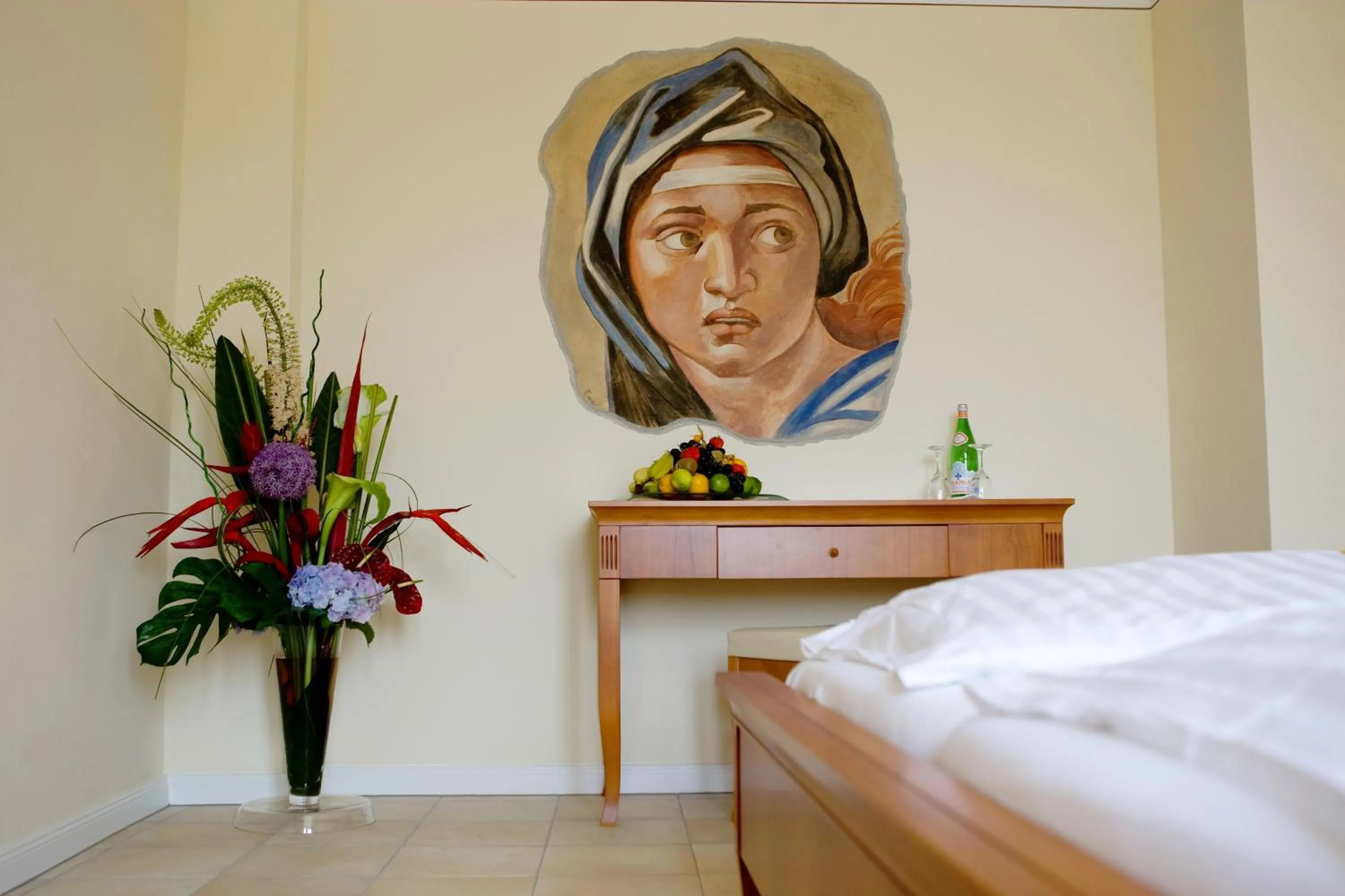 Decorative detail, Bed in XII Apostel Albergo