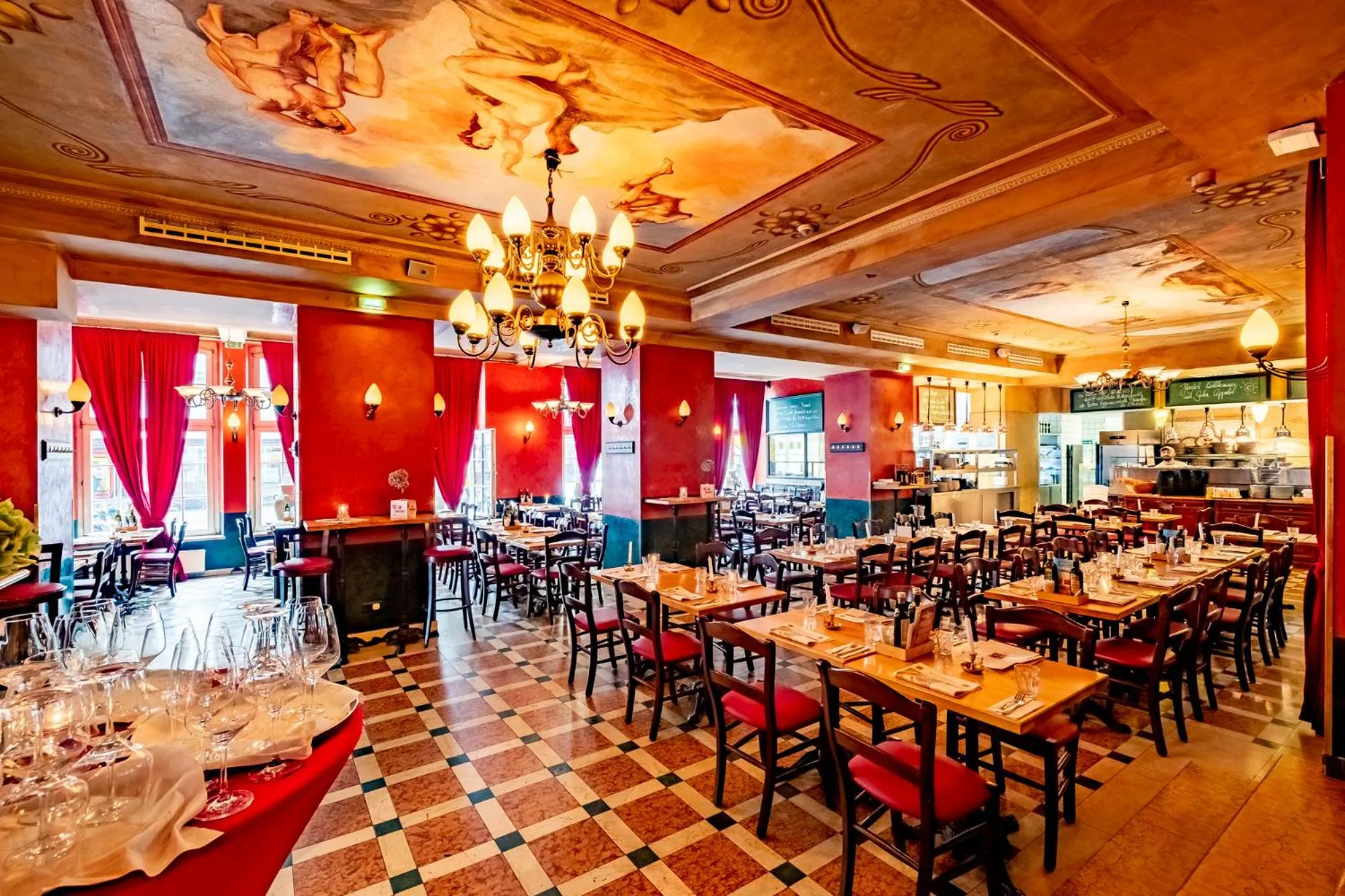 Restaurant/places to eat in XII Apostel Albergo