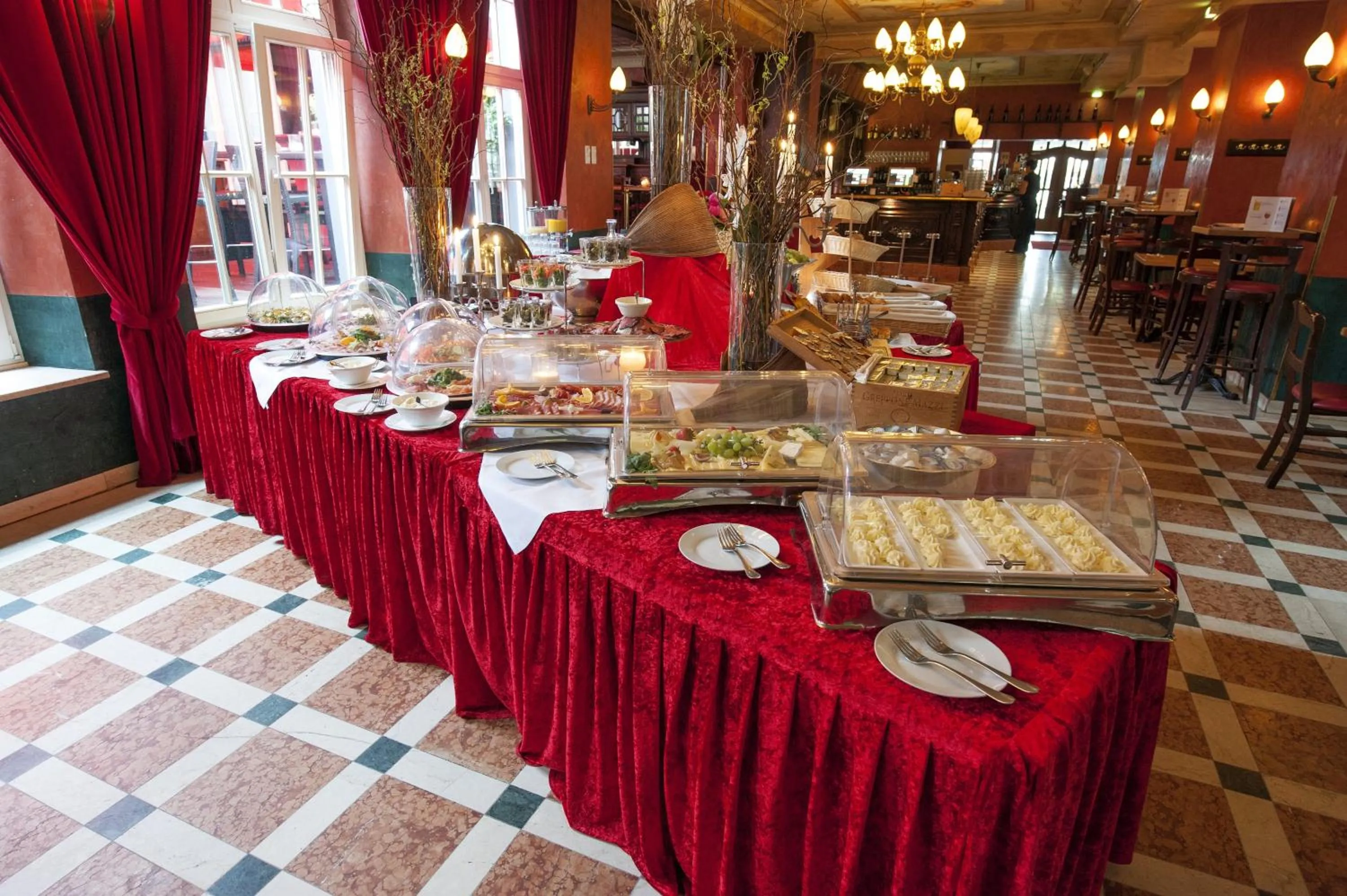 Restaurant/places to eat in XII Apostel Albergo