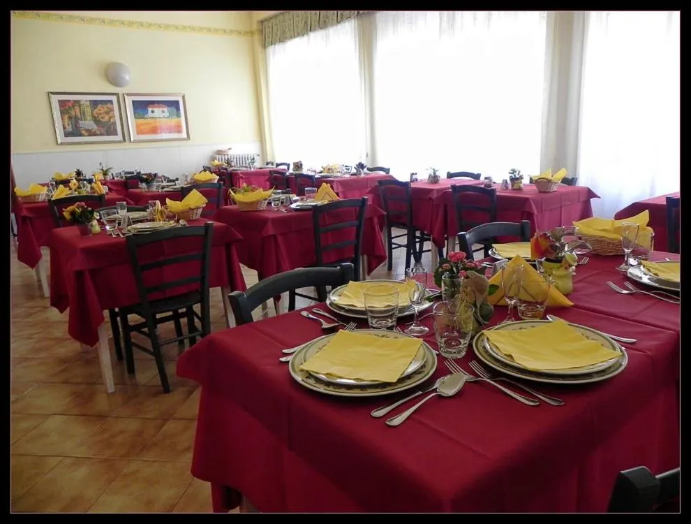 Restaurant/places to eat in Hotel Eros