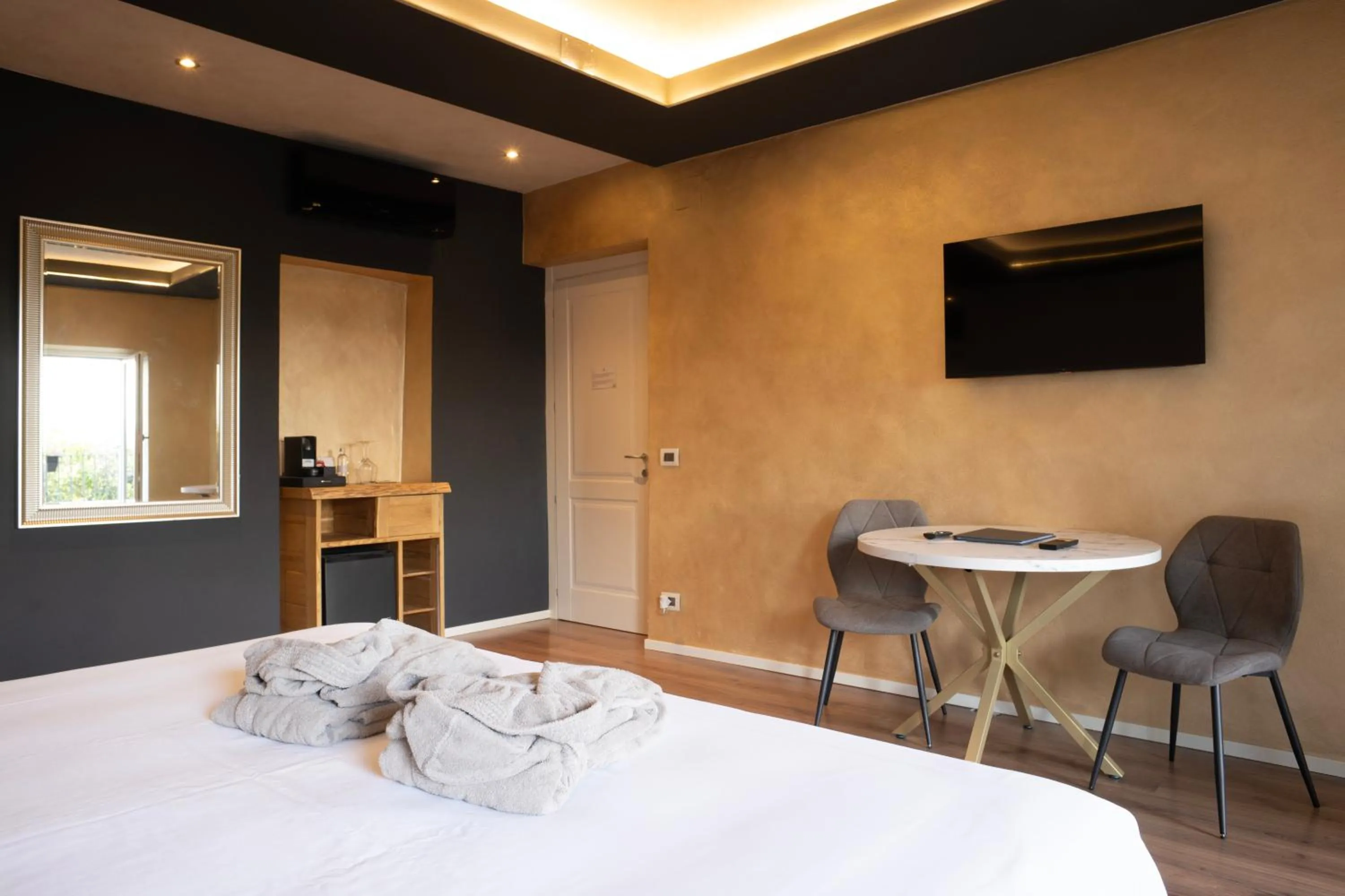 TV and multimedia, Bed in La Madernassa Resort - Casalora Dimora Storica di Charme